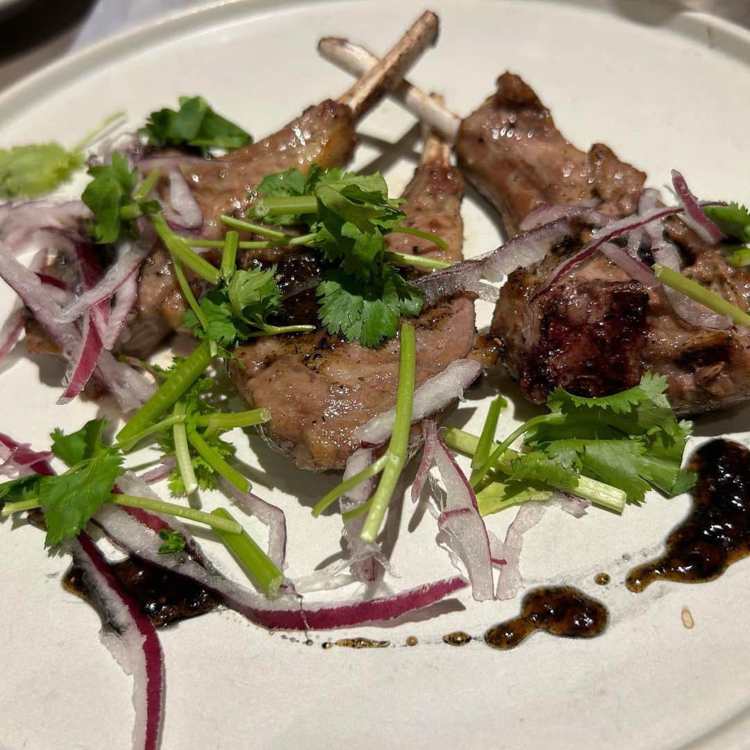 世手子さんのインスタグラム写真 - (世手子Instagram)「Authentic Indonesian cuisine( ^ω^ ) all delicious☆〜（ゝ。∂） I feel like I went on a trip✈︎✨✨ @plataran_shinjuku.tokyo  インドネシアのハイクラスリゾートホテル『Plataran』がプロデュースする日本初上陸となるレストランに行ってきたよ( ^ω^ ) #プラタラン 楽しかった(*´∀｀*) 本格的 #エスニック春雨 はドレッシングをかけると色変して素敵(^ ^ #サテ 五種も豪華🌟 チキンとシュリンプに ホタテとヤリイカ ビーフも美味しい(*'ω'*) つくねがソーセージみたいにでてきた( ◠‿◠ ) カクテルも映え🍸 アジアンチキンスープもほっこり癒されました(^_^) スパイスカレープレートも最高(๑>◡<๑) 3種類のカレーが楽しめる🍛 リゾート地にきたみたい(^_^)v アジアン唐揚げもふっくらさくさく ラム肉のスパイシーグリルは柔らかくて感動しました(●´ω｀●) デザートはマンゴープリン♪( ´▽｀) まさに旅するグルメ^ ^ 是非行ってみてね🍻 #新宿グルメ　#アジアン料理　#新宿ディナー　#新宿ランチ　#エスニック料理  この日も @edita.official #EDITA.（ #エディータ ）でお出かけ^_^ 動物由来の革、毛は使用していないからお気に入り(^-^) お手入れは軽く湿らしたタオルでの拭き取り程度でok edita.  en.（エン）ラインのコンセプトは ～ FRIDAY NIGHTS ～ 「艶」ある大人が金曜の夜をもっと素敵にしてくれるのでどんな場所でも上質で気品漂うワンランク上のラインにしてくへます（＾_＾）  https://item.rakuten.co.jp/grangy/edt-085/  #ドタバタ育児  #二児のママ  #2児育児 #赤ちゃんのいる暮らし  #3歳男の子 #3歳差育児  #二児の母 #二児ママ  #ママシンガー  #二児育児 #2児ママ #2児のママ #赤ちゃんのいる生活 #supported」5月30日 13時47分 - rojide