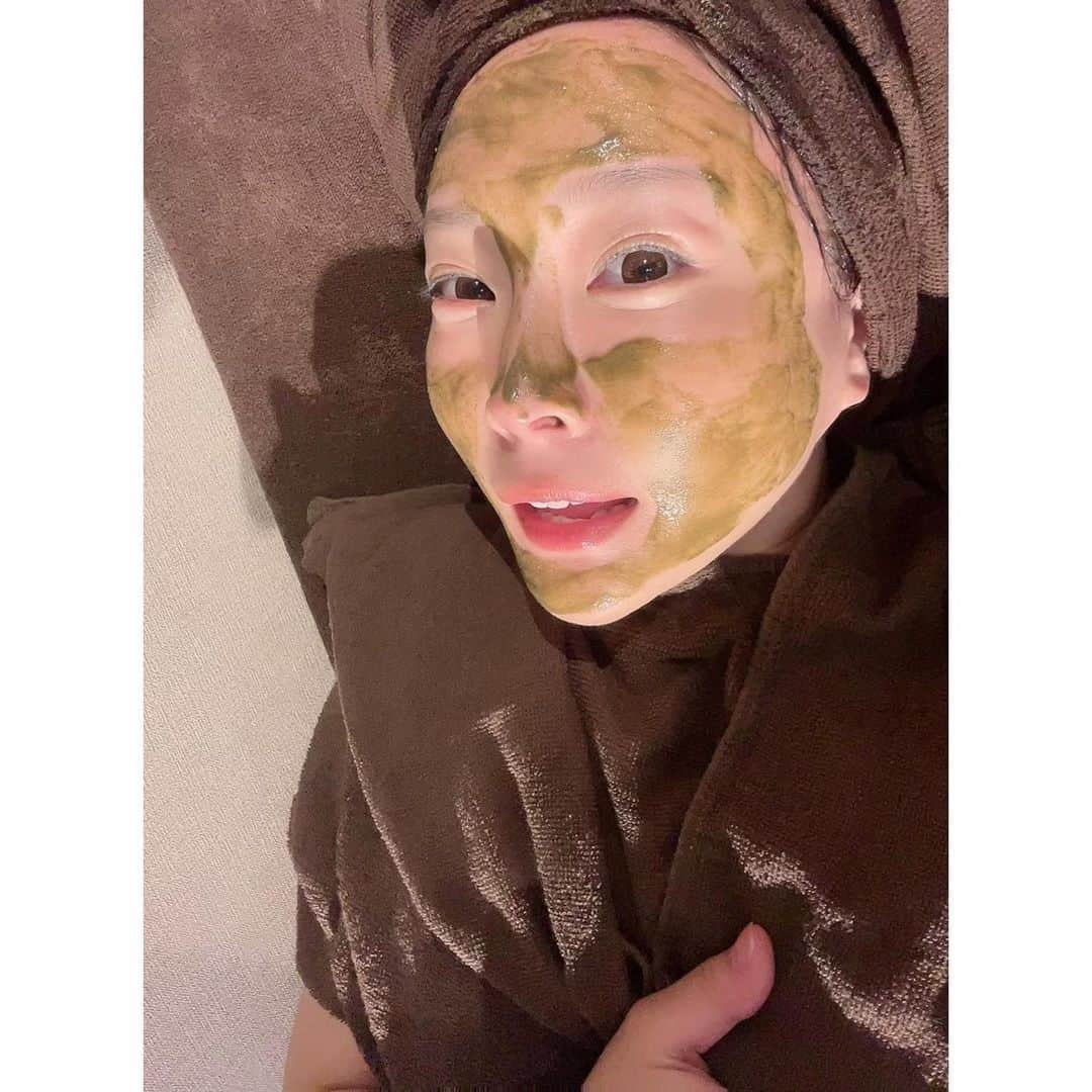 羽生アリサさんのインスタグラム写真 - (羽生アリサInstagram)「@grandluxe2023  さんで2回目のハーブピーリング💆‍♀️🌿✨  前回は剥離タイプだったのだけど、今日は終わった後にお化粧したかったので剥離なしタイプにして頂きました☺️✨  スケジュール＆肌状態によって、ソフトなものから反応がしっかりの剥離タイプを選べます🌿✨  ソフトタイプでもしっかりお肌が明るくなってつるつる💆‍♀️✨🫧 この夏も肌ケア楽しく頑張ります☺️🫶🌿✨  今オープンキャンペーン中でお得です🥰 予約がとりにくいので気になる方はお早めに🥰🫶🌸  ☟❤️  ホットペッパー価格 無農薬ハーブ体験クーポン ¥29,000→¥5,000  ¥5,000クーポンのご予約時に 「羽生アリサの紹介」と記載いただくと「超低分子(韓国初)美容液」が無料体験できます☺️✨  ご予約はホットペッパーもしくはグランリュクスさんのインスタDMからお願いします💁‍♀️🌸🌸  @grandluxe2023  #グランリュクス  #ハーブピーリング #grandluxe  #harbpeeling  #肌ケア #ピーリング #美白 #毛穴ケア #小顔 #ニキビ跡 #新宿 #銀座」5月30日 13時51分 - arisa_hanyu