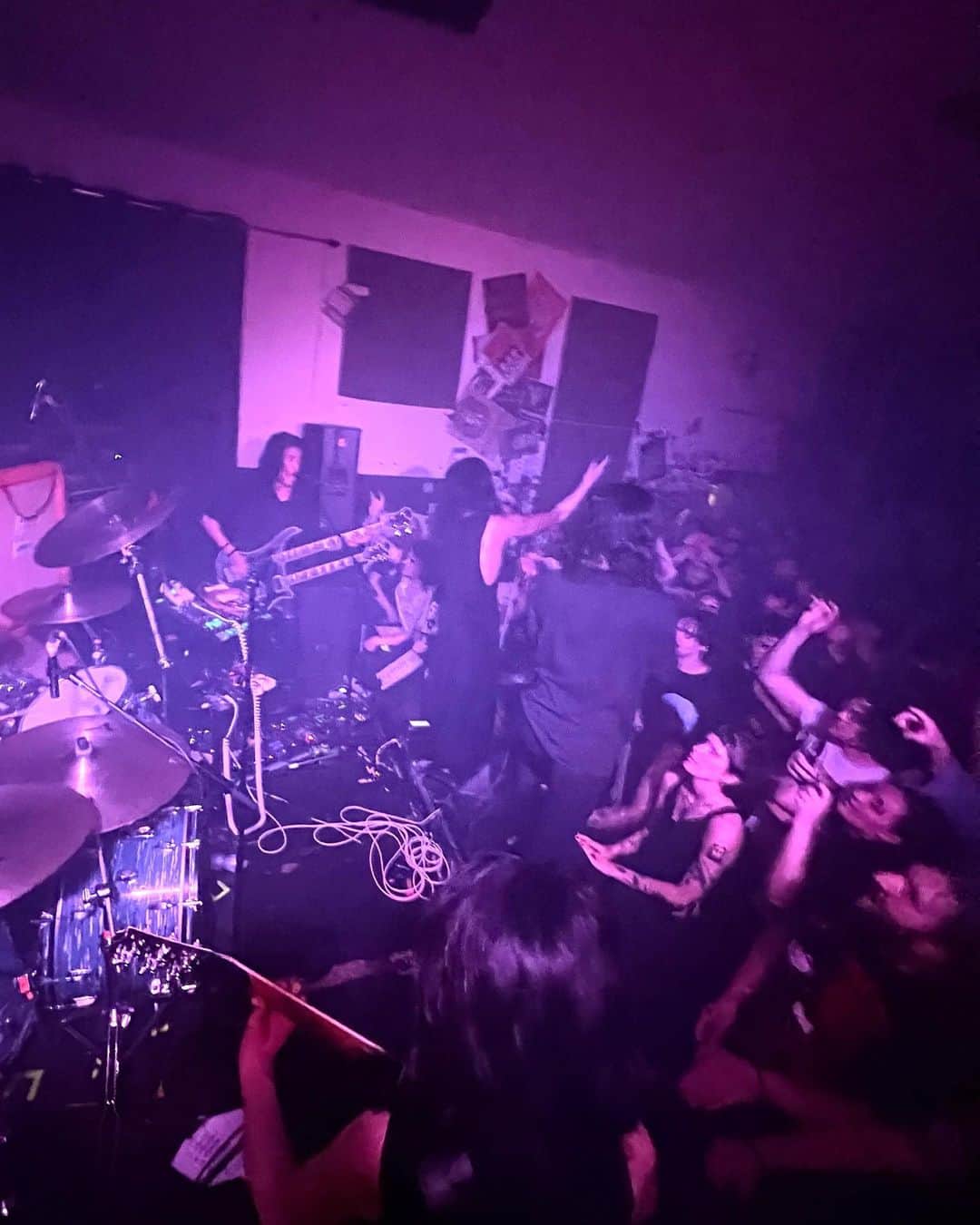 BORISさんのインスタグラム写真 - (BORISInstagram)「Thanks Italy Bologna, Freakout Club! It was a real punk rock show. Extreme hot, but we had a great time! Grazie mille!  Next Show tonight with @asunojokei This will be our last show with them on this tour. 30/05 - IT Milan, - Legend Club  照明無し、銅鑼なし、記録更新レベルの灼熱の会場だったけど、オーディエンスと共にとても楽しめました。 そして今夜、明日の叙景とはこのツアー最後のショウになります。楽しみます。」5月30日 13時55分 - borisdronevil