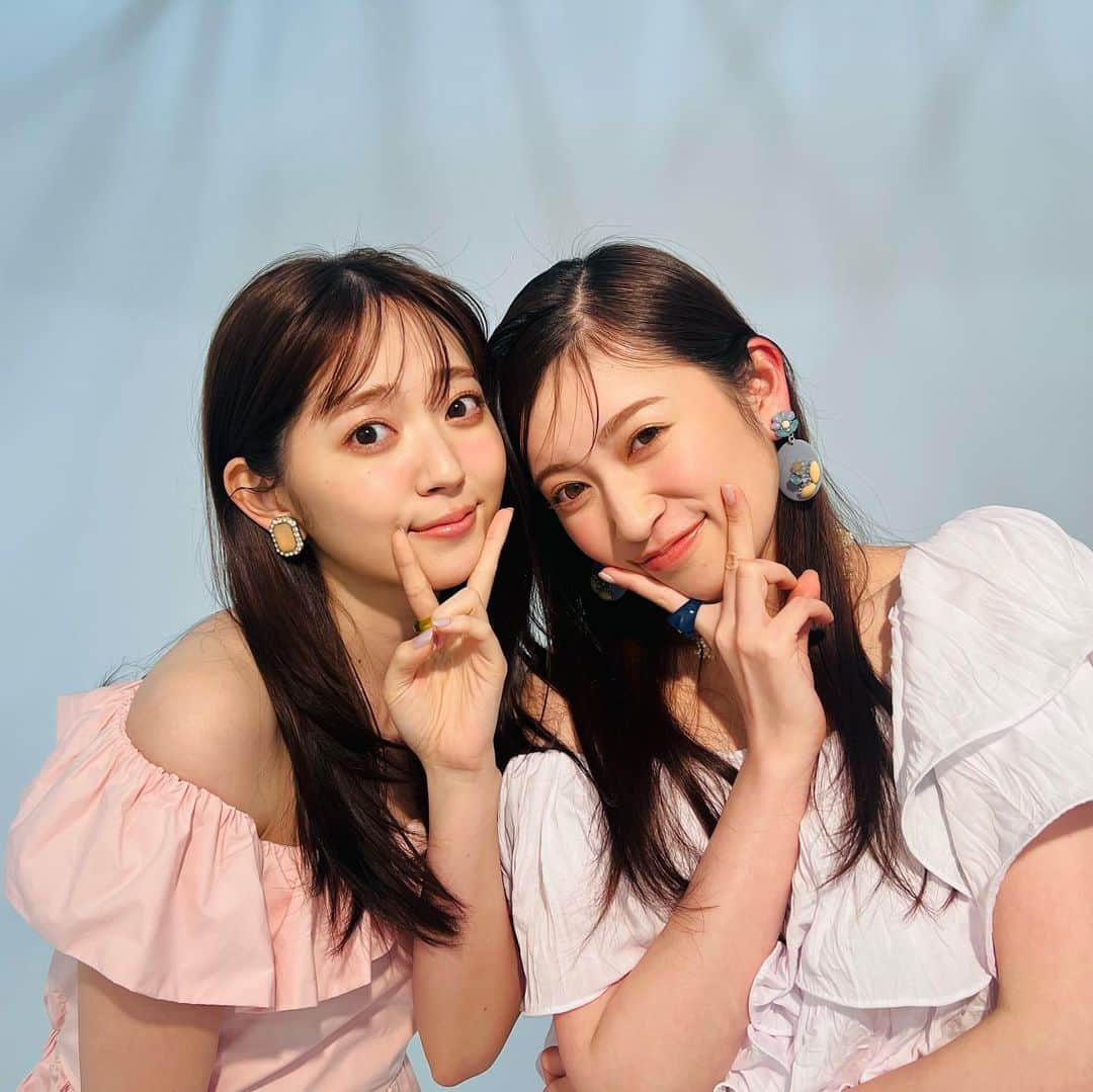 吉田朱里さんのインスタグラム写真 - (吉田朱里Instagram)「@airisuzuki_official_uf ❤️ @ray.magazine の オフショット👭 . あいりちゃんいるといつもの倍 楽屋が賑やかです💖笑 . 全員表紙のRayチェックしてね💓」5月30日 13時56分 - _yoshida_akari