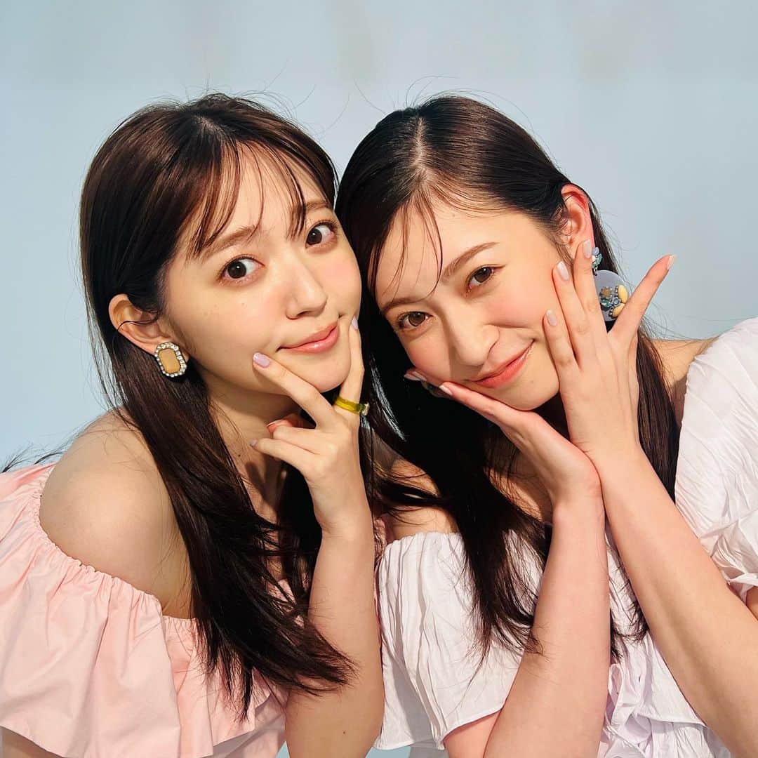 のインスタグラム：「@airisuzuki_official_uf ❤️ @ray.magazine の オフショット👭 . あいりちゃんいるといつもの倍 楽屋が賑やかです💖笑 . 全員表紙のRayチェックしてね💓」