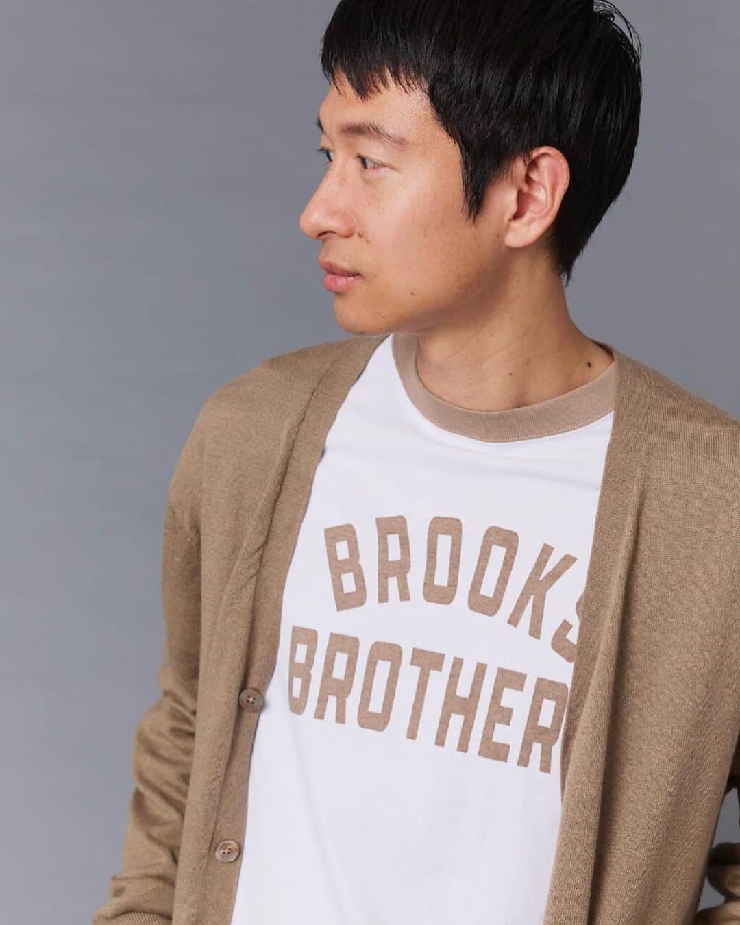 安井達郎さんのインスタグラム写真 - (安井達郎Instagram)「@brooksbrothersjapan  オンライン限定のロゴシリーズのアイテムを使って夫婦でセルフスタイリングさせていただきました👌 定番の紺ブレやスエットと合わせたり参考にしていただきやすいかと思います。ぜひご覧ください🙆‍♂️  普段から着させてもらってるブルックス ブラザーズとお仕事できて光栄でした🤝」5月30日 14時06分 - tatsuroyasui