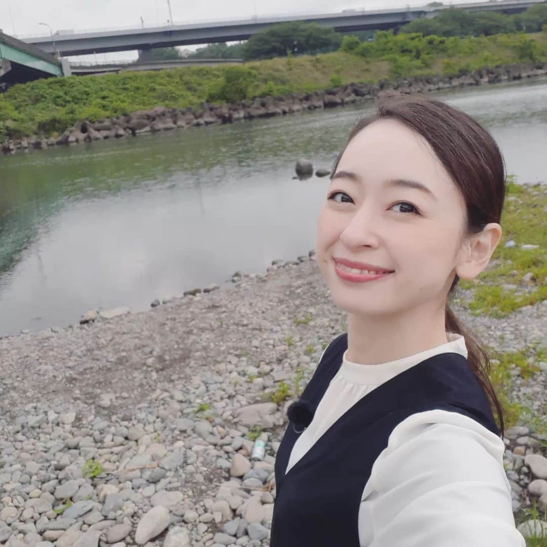 瞳ゆゆのインスタグラム：「カナフルTVのロケ📺 雨降る前に外撮影終わって良かった💦  河川敷は石がゴロゴロ～ スニーカーで行って正解でした🙆  #カナフルtv #tvk #テレビ神奈川 #宝塚og」