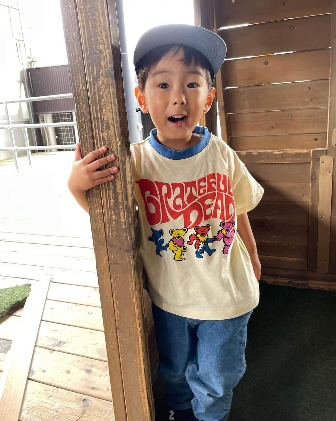 田中真奈美のインスタグラム：「Tシャツの季節に突入✨ 私世代には懐かしいGRATEFUL DEAD🌈 色違いでオソロ💙🐻🐻‍❄️💚 . 旦那さんは一言。 「派手やな〜😐」って言ってたけど、 小学生になったらカッコイイのを着るだろうから今のうちはさ❣️ねっ💕 って言って買いました😂 . 可愛い💙💚 帽子は　@jdbase_cap 淡いカラーもツボですが軽くて涼しいのが子供達もお気に入りみたい👦🏻👦🏻 . 大好きな夏が来るぞー✊✊💓💓💓 . 喧嘩も毎日だけど最近は2人で遊ぶのが楽しいみたい🥰キャッキャ言って遊んでます💓微笑ましいのは一瞬でその激しさに騒音やケガを心配する毎日です🫣🙌🏻💦 . . #福岡ママ  #リョータとシュンタ  #リョータの夏遊び🍉  #シュンタの夏遊び🍉  #キッズコーデ」