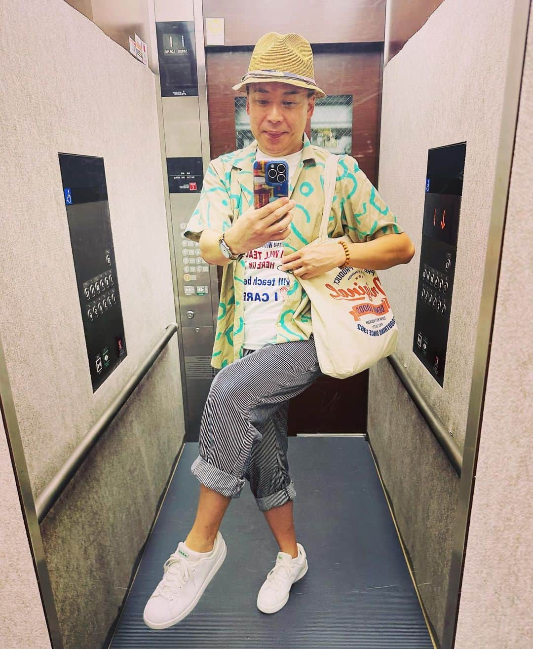 美川憲二さんのインスタグラム写真 - (美川憲二Instagram)「今日の私服でおま😉✌️✨✨✨✨✨  今日は、夏のポップコーデ‼️  柄オン柄でも　色バランスを考え、全体的にポップで合わせてみまちた😃💡💡💡  今日は、配信offなので☺️❣️❣️  久しぶりに　ドライブに行ってきまーす🚗💨💨😃😀✌️✌️ #私服 #ootd  #ポップコーデ #柄オン柄 #夏仕様🌴  #美川憲一 #美川憲二 #ヒデコフランセスカ #オネェ系 #ものまね」5月30日 14時00分 - mikawakenji