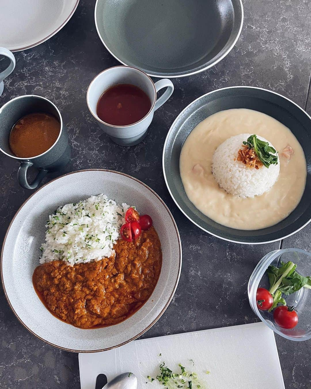 原田沙奈子さんのインスタグラム写真 - (原田沙奈子Instagram)「おいしいカレーランチ🍛 は、ご飯さえあれば一瞬で出来上がる @lakole_official の本格派レトルト。  種類豊富なラコレのグロサリーがECでも買えるようになって、おうちでカフェ気分味わいたい時や何にもしたくないなーの時にも最適。 自分では作れないような深い味わいで具沢山で嬉しい。  このお洒落パッケージのグロサリーとラコレの器のセットいいな。 プレゼントにも喜ばれるはず🤍←ちなみにお財布にも優しい  新生活で一人暮らし始めた方にもオススメしたい🫶   #LAKOLE #ラコレ #あたりまえを素敵に」5月30日 14時01分 - sanakoharada