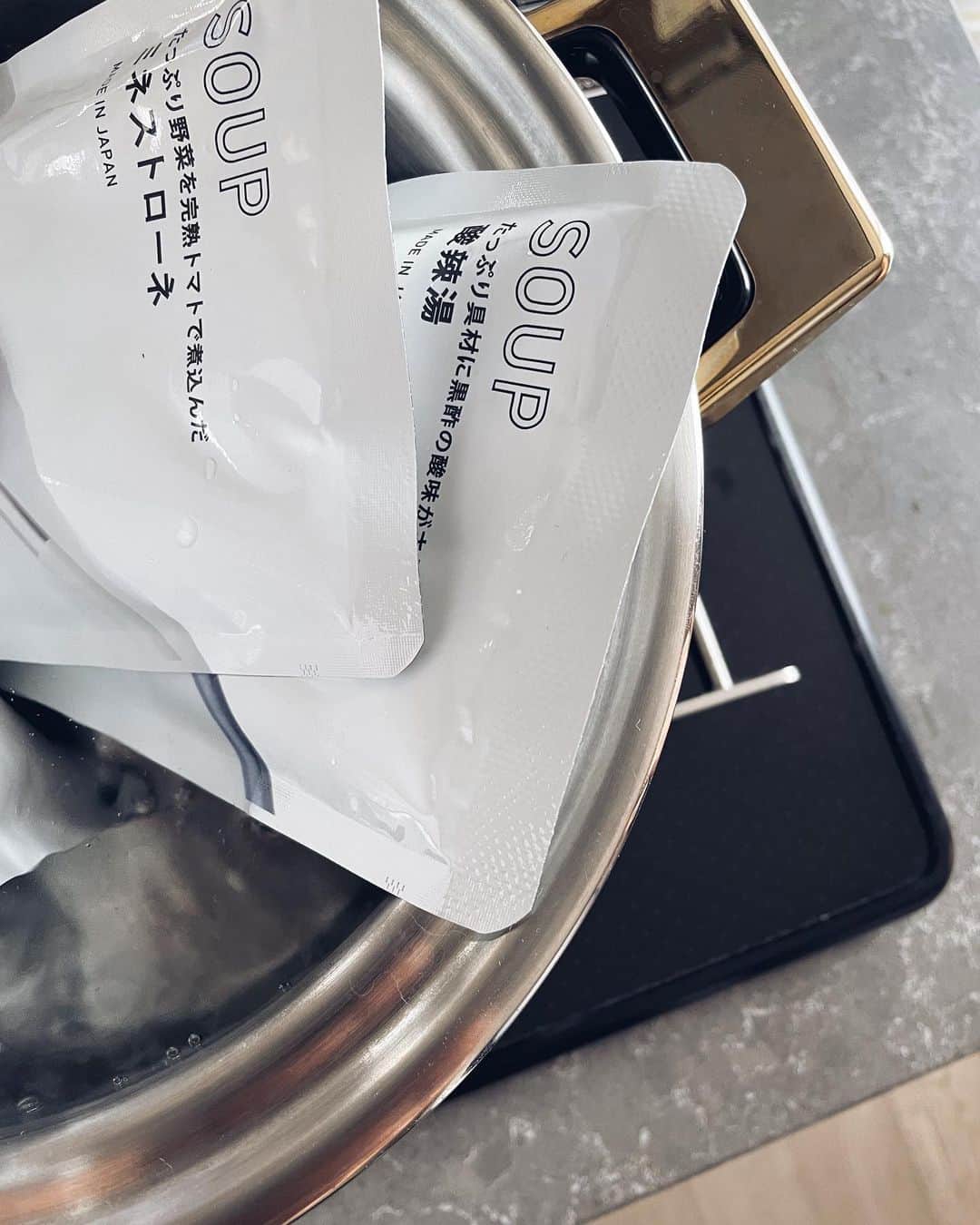 原田沙奈子さんのインスタグラム写真 - (原田沙奈子Instagram)「おいしいカレーランチ🍛 は、ご飯さえあれば一瞬で出来上がる @lakole_official の本格派レトルト。  種類豊富なラコレのグロサリーがECでも買えるようになって、おうちでカフェ気分味わいたい時や何にもしたくないなーの時にも最適。 自分では作れないような深い味わいで具沢山で嬉しい。  このお洒落パッケージのグロサリーとラコレの器のセットいいな。 プレゼントにも喜ばれるはず🤍←ちなみにお財布にも優しい  新生活で一人暮らし始めた方にもオススメしたい🫶   #LAKOLE #ラコレ #あたりまえを素敵に」5月30日 14時01分 - sanakoharada