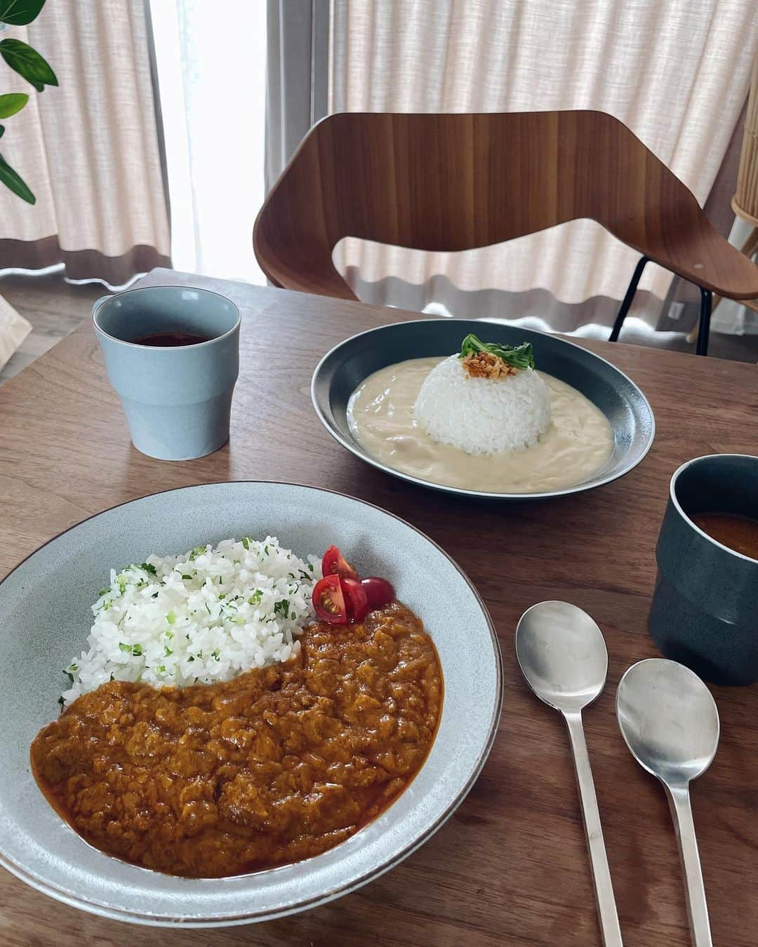 原田沙奈子のインスタグラム：「おいしいカレーランチ🍛 は、ご飯さえあれば一瞬で出来上がる @lakole_official の本格派レトルト。  種類豊富なラコレのグロサリーがECでも買えるようになって、おうちでカフェ気分味わいたい時や何にもしたくないなーの時にも最適。 自分では作れないような深い味わいで具沢山で嬉しい。  このお洒落パッケージのグロサリーとラコレの器のセットいいな。 プレゼントにも喜ばれるはず🤍←ちなみにお財布にも優しい  新生活で一人暮らし始めた方にもオススメしたい🫶   #LAKOLE #ラコレ #あたりまえを素敵に」