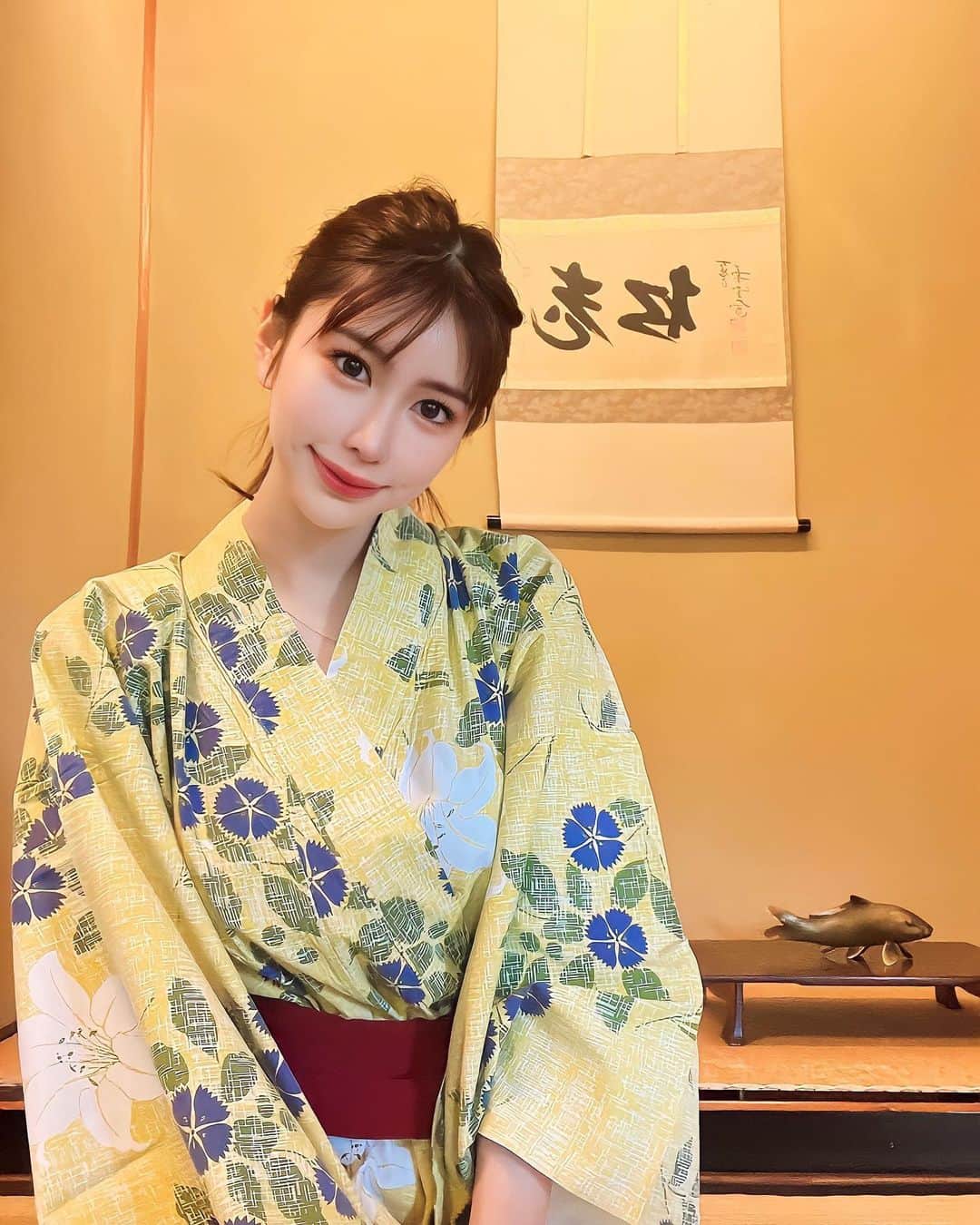 のインスタグラム：「♨️♡ ・ 母の誕生日だったので温泉に😊 数年前に来て、また行きたいと思ってた熱海　石亭の離れに♡ ・ 名前の通り庭園は様々な形の石の小道を歩いて鯉を見たりお散歩しました😊 素敵なおもてなしや温泉、お料理に癒されましたなぁ♡やっぱり露天風呂が最高でした❣️ ・ ・ ・ ・  今週は中間テストもあるから頑張る😓😂😤💪♡ ・ ・ ・ ・ #熱海 #石亭 #熱海温泉 #熱海旅行 #熱海観光 #温泉旅行 #温泉女子 #熱海グルメ #浴衣 #浴衣ヘアアレンジ #浴衣女子 #温泉巡り #温泉旅館  #温泉好き #美肌  #母の日 #温泉 #和服 #旅行記 #懐石料理 #和食 #親子旅行 #家族旅行 #浴衣 #onsen #japantravel #atami #yukata #kimono #japanesegirl」
