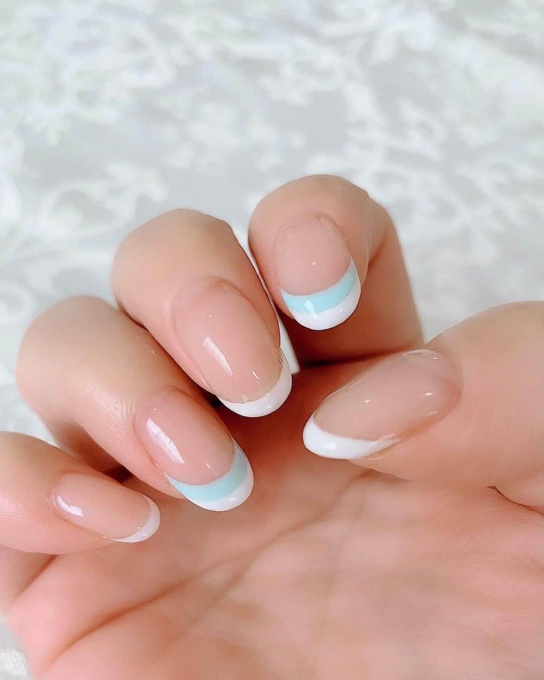 NAOMIのインスタグラム：「今回の Nail care&color change💅  白スキニーフレンチに、パステルブルーとパステルピンクをそれぞれ２本ずつ入れて。  ★いつもあまり変化のないnailですみません💦 🩷 🤍 🩵 #出張nail  #いつもありがとうございます♡ #50代nail✨」