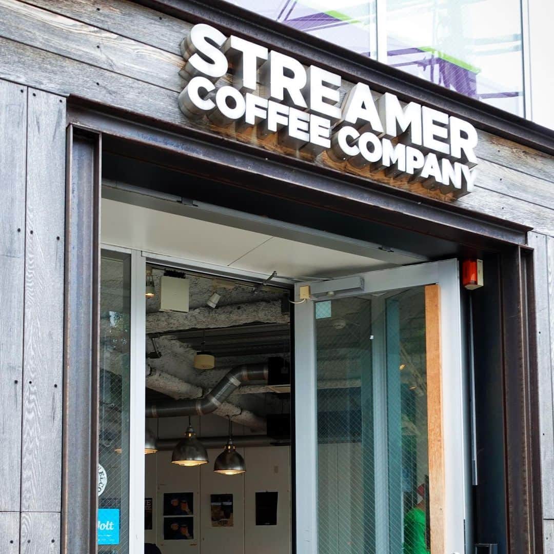 搗宮姫奈さんのインスタグラム写真 - (搗宮姫奈Instagram)「STREAMER COFFEE COMPANY  通りすがりで『コーヒー』の文字をみて立ち寄ってしまいました🤤🧡  開放感があって机もPC開きやすくてめちゃめちゃ仕事しやすい空間でした🥺  どんなお店なのだろうとHPみてみたらめっっっっっちゃめちゃいいミッションを掲げていて、なんだか嬉しい気持ちになりました🥺#ただのコーヒーおたくの感想 #是非見てみてください  中目黒駅から徒歩10分ほどです🥺🫶🏻  ---------  STREAMER COFFEE COMPANY（ @streamer_nakameguro ）  menu☕︎ ☑︎コールドブリュー ☑︎ストリーマーラテ  ーーーーーー #ひめカフェ巡り #中目黒 #中目黒カフェ #カフェ巡り #カフェ好き #カフェ散歩 #カフェ女子 #カフェ活 #電源カフェ #中目黒電源カフェ #コーヒータイム #コーヒースタンド #コーヒー好き #コーヒー豆」5月30日 14時05分 - himenachaaaaan