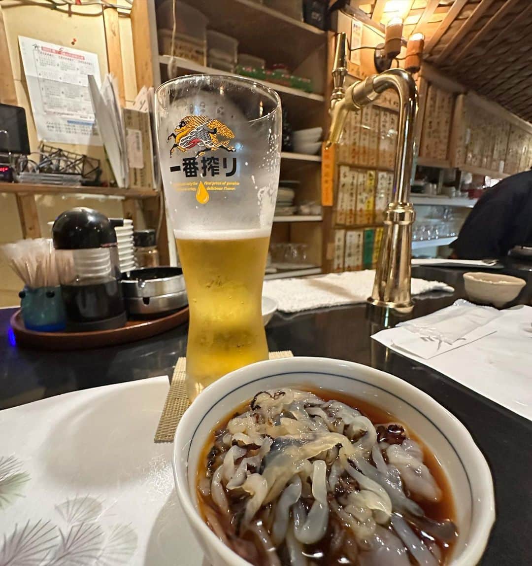 倉本康子さんのインスタグラム写真 - (倉本康子Instagram)「★ 〜ヤッコの酒旅〜 「夜行列車」@上野  上野発の夜行列車、ではなく 上野に「夜行列車」があるよ、と聞いて ネーミングにそそられて上野へ。  場所は上野アメ横の名店、大統領などからも近く、この日は週末ゆえ特に大変な賑わい。 何だかこの喧騒が懐かしく、嬉しく思いながら夜行列車を探すと、ありましたありました！  手書きでしょうか、暖簾の味わいが絶妙🤣  中に入ると決して広いわけでもなく、でも奥まで続くカウンター。 電話して予約して行ったので、手前側の端に陣取れて、店内を見渡せるいいポジション。  日本酒バーだけあって日本酒が豊富なんですが純米酒をというこだわりをお持ちのラインナップなのだそう。  「日本酒バー」と言っても、ここは酒場！ 食べものメニューは酒呑みを満足させてくれるものでした。 チュルチュルコリコリとした食感の生くらげ(大好きな食感)でスタートして、数品を堪能。  さて気になる店名の由来ですが、友人によると 昔、夜行列車の乗客に日本酒を提供していたそうで、その時の屋号そのままにアメ横へお店を構えられたのだそう。  お店を切り盛りされているのは親子、女将さんとご兄弟だそうで、お忙しい隙間を縫って、帰り際に記念撮影をしていただきました。  酔い酒場に巡りあえました。  安心してください。 夜行列車は今日も上野に停車中です。  NO ALCOHOL, NO LIFE !!  #ヤッコの酒旅 #noalcholnolife #酒場 #居酒屋 #バー #酒旅 #倉本康子 #かんぱいでーす #乾杯でーす #夜行列車 #日本酒バー夜行列車 #上野発の夜行列車 #パンツ　は #fua #フーア #サンダル　は #mont-bell @montbell_official #バッグ　は #jimmychoo  @jimmychoo」5月30日 14時05分 - yasuko_kuramoto_yakko
