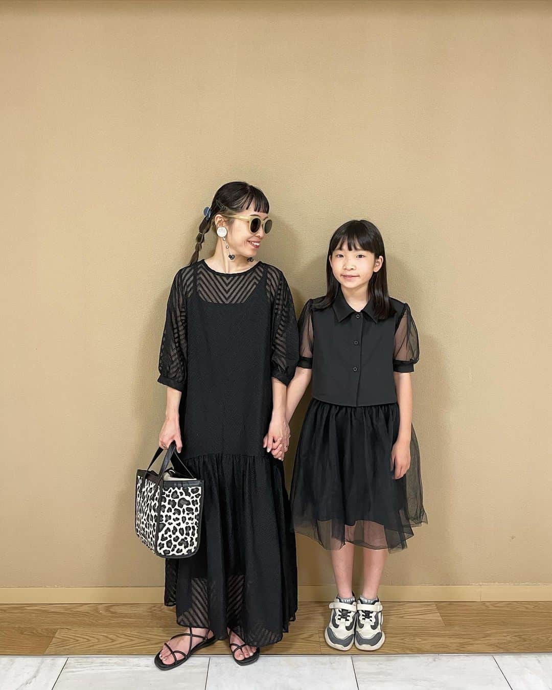 のインスタグラム：「． ★#親子コーデ ★  #親子 で#ブラックコーデ ❤︎  私の着てる#ワンピース は #mivialoca ❤︎  @mivialoca   程よい透け感が大人っぽく 着れるワンピ❤︎  ✔︎#bag @cachecache__official   ✔︎#サンダル @uniqlo_jp   娘の#コーデ は #上下セットアップ #shein ❤︎ #スニーカー も#シーイン 👟  @shein_japan  @sheinofficial   シアー感がたまらなく可愛い❤︎ しかも#セットアップ で ¥1507 安い✨ （10歳、身長137センチ、 11-12Yサイズ着用）  🆔 13761233  ✔︎スニーカー 🆔 11691025、¥1926  お得なクーポン出てるので使ってね❤︎  🌟クーポン🌟  🎈Coupon Code：  amigo  (extra 15%~20% off, valid until 6/30) お買い上げ金額1～5,999円までは15%OFF、 6000円以上は20%OFFになります‼︎  #shein#sheinコーデ  #sheinofficial #sheinootd   #SHEINforAll #SHEINpartner #sheinoutfits#シーインコーデ  #シーインクーポン #sheinstyle  #sheinkids #sheincode #zozotown#ゾゾタウン  #シーインキッズ #kids」