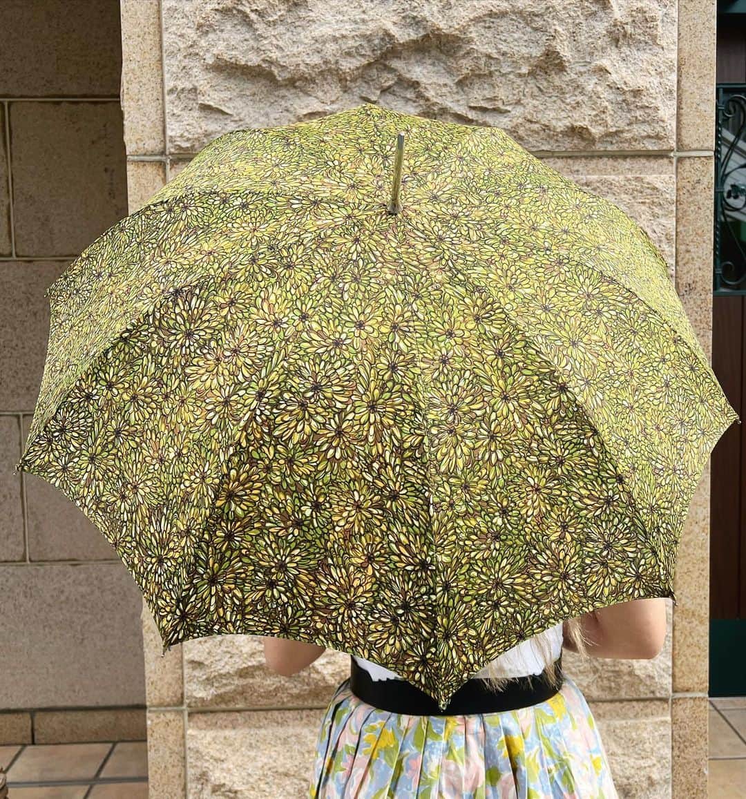 NUTTY Vintage&Collectibleさんのインスタグラム写真 - (NUTTY Vintage&CollectibleInstagram)「💚New arrival💚 ・ ・ ◽︎50s flower＆tulle with velvet green ribbon head dress:new ◽︎50s/60s vintage flower print umbrella:new ◽︎50s round collar ruffle blouse:new ◽︎50s rose print skirt ◽︎white lace lingerie:new ◽︎black leather belt ・ ・ 華奢な持ち手に総柄のお花プリントが可愛く、雨の日でも楽しくお出掛け出来そうですね💭💖 これから、梅雨が始まりますが、可愛い傘と共にお過ごしいかがでしょうか？？  styling:mocoo ・ ・ ┈┈┈┈┈┈┈┈┈┈┈┈┈┈┈┈┈ 【NUTTY通販について】 ⚫︎SNS掲載商品は通販可能です。お気軽にDMにてお問い合わせ下さい。 ⚫︎＜ONLINE STORE＞http://nutty.theshop.jp/ （プロフィールページURLよりアクセス出来ます） ┈┈┈┈┈┈┈┈┈┈┈┈┈┈┈┈┈  #nuttyvintage#vintage #vintagefashion#南堀江#古着#1940s#1950s#1960s#1970s #1980s #80s #ヴィンテージ#1950sfashion#1950scircularskirt#fifties#gantzen#gantzencardigan#peplum#costumejewelry#collectivejewelry#earlyplastic#ootd #vintageootd」5月30日 14時11分 - nutty_vintage