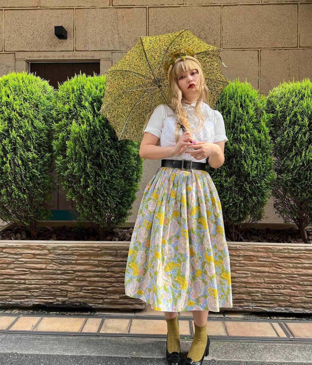 のインスタグラム：「💚New arrival💚 ・ ・ ◽︎50s flower＆tulle with velvet green ribbon head dress:new ◽︎50s/60s vintage flower print umbrella:new ◽︎50s round collar ruffle blouse:new ◽︎50s rose print skirt ◽︎white lace lingerie:new ◽︎black leather belt ・ ・ バラのフラワープリントが可愛いスカート入荷致しました🌹 バラに合わせて、所々お花のアイテムを使用しているのもポイントです❤️❤️  styling:mocoo  ・ ・ ┈┈┈┈┈┈┈┈┈┈┈┈┈┈┈┈┈ 【NUTTY通販について】 ⚫︎SNS掲載商品は通販可能です。お気軽にDMにてお問い合わせ下さい。 ⚫︎＜ONLINE STORE＞http://nutty.theshop.jp/ （プロフィールページURLよりアクセス出来ます） ┈┈┈┈┈┈┈┈┈┈┈┈┈┈┈┈┈  #nuttyvintage#vintage #vintagefashion#南堀江#古着#1940s#1950s#1960s#1970s #1980s #80s #ヴィンテージ#1950sfashion#1950scircularskirt#fifties#gantzen#gantzencardigan#peplum#costumejewelry#collectivejewelry#earlyplastic#ootd #vintageootd」