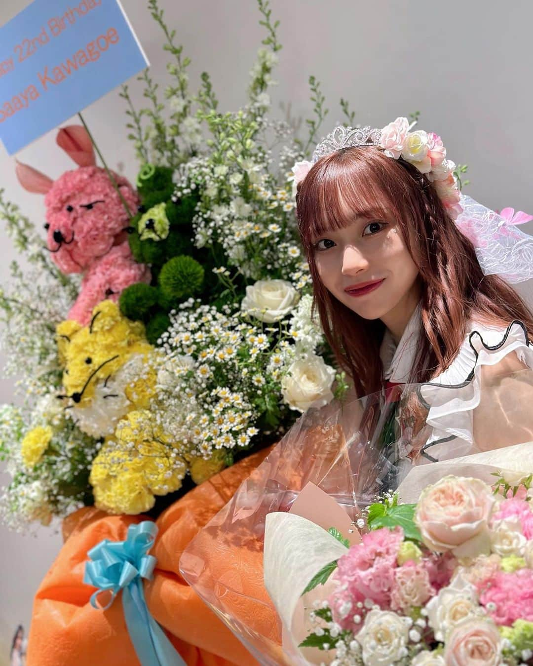 川越紗彩のインスタグラム：「可愛いお花に囲まれて幸せ💐🦋‪   #生誕祭  #スタンドフラワー  #花束  #花冠  #川越紗彩生誕祭2022 #ヘアアレンジ  #三つ編みアレンジ」