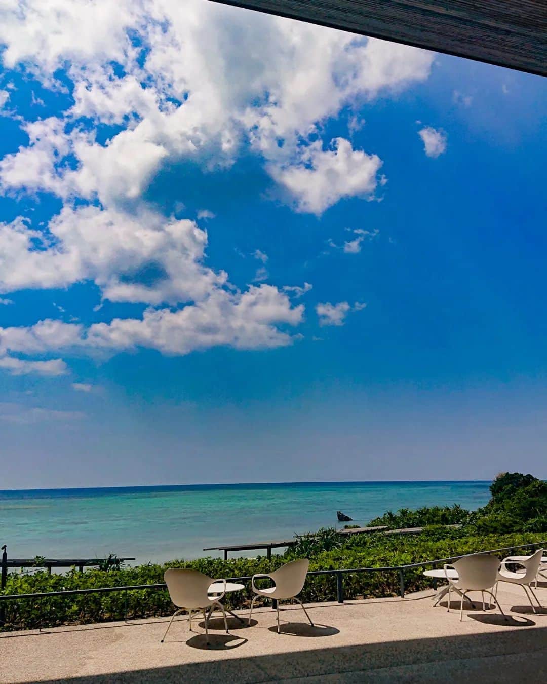 小野木里奈さんのインスタグラム写真 - (小野木里奈Instagram)「_ @banta_cafe  . いつの日かの沖縄🌊 . . . 開放的な場所が大好きなので ここのカフェはすごく好み🧡🧡 . 砂浜も歩けるし海眺めながら ぼーっとできるし また行きたい沖縄のカフェのひとつ。 . . . . . #バンタカフェ #沖縄 #沖縄好きな人と繋がりたい #沖縄観光 #沖縄カフェ #星野リゾート #星のや沖縄 #旅行 #旅行好きな人と繋がりたい #sea #okinawa」5月30日 14時26分 - rina_onogi