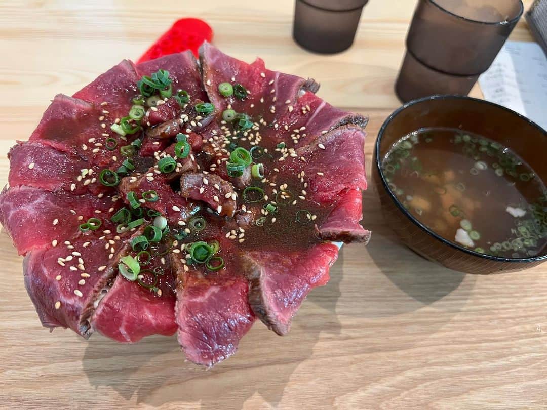 のインスタグラム：「初めて食べた　@alohaorange_oshima のギャング丼🍖  美味かった😚  他にもいろいろ開拓したいし、YouTube撮影したいな〜🎥  #dtのオフ」