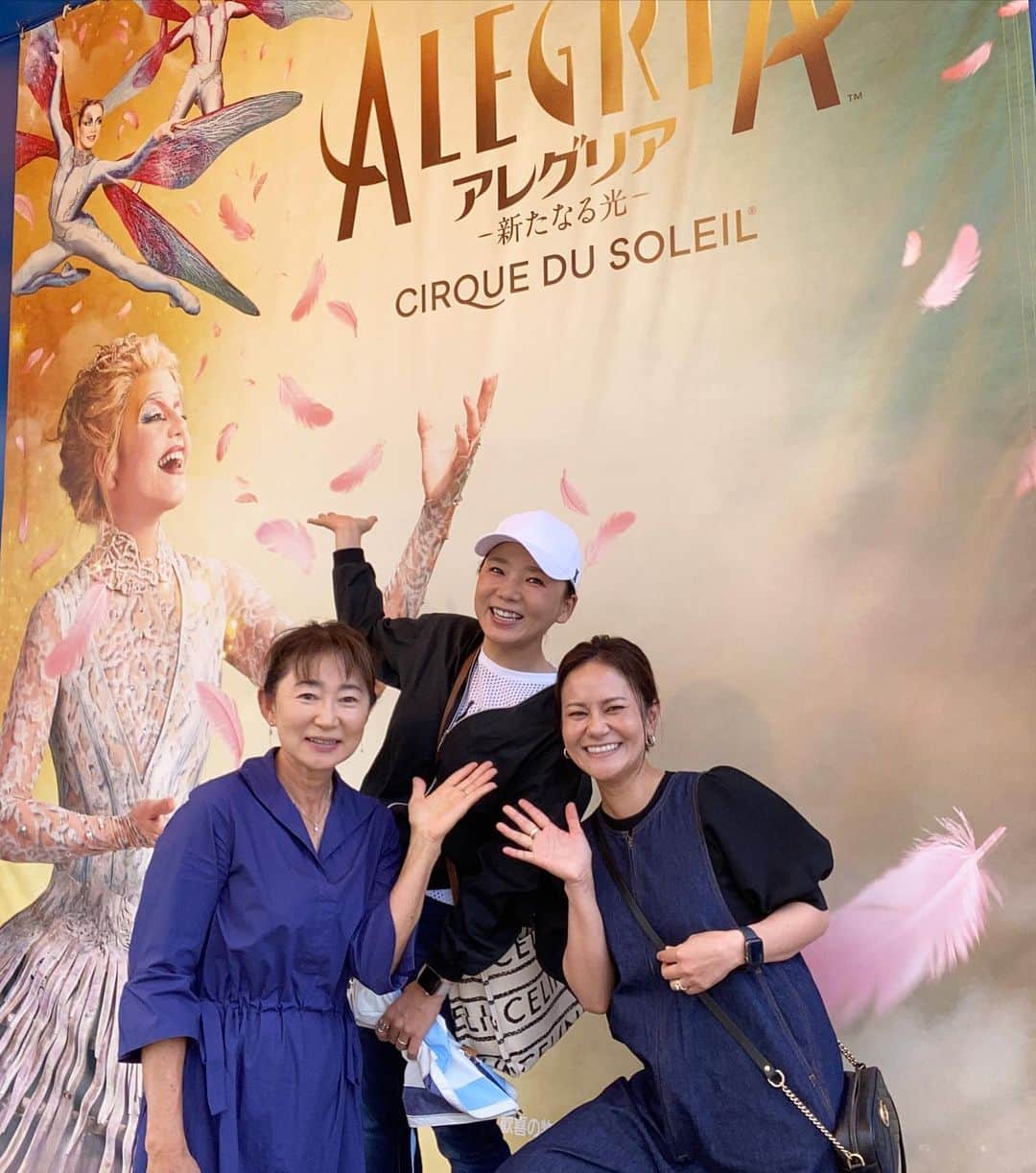 宮里藍のインスタグラム：「先日 #alegria #cirquedusoleil 見て来ましたー！☺️✨とにかく楽しすぎて最高だったし、育児を忘れるひとときで、リフレッシュ出来ました…！また見に行きたいー！！人間のポテンシャルって無限♾️だし、そこでの努力やメンタルやらを考えると本当凄かった。私も地道なトレーニングコツコツ頑張ろうと思いました笑  ひろえさん、ありがとうございましたー！ #ショーの合間の #コミカルな演技が相当ツボでした #途中休憩の時間は #どうやったらあの筋肉動かせるんだだの #脚力バランス凄いだの #アスリート目線の会話で持ちきり #笑いあり感動あり興奮あり #凄かったー　  We went to the #cirquedusoleil show the other day! It was so much fun, time just flue by!:) Thank you for taking us to the show Hiroe san! #Alegria #Tokyo」