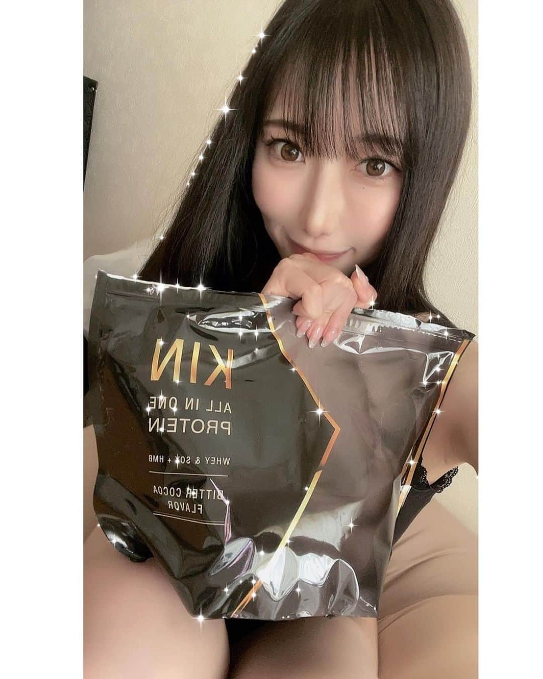 七海ティナのインスタグラム：「B-ST protein🍫  KIN ビターココア味 愛用させて頂いております。  ホエイとソイのハイブリッドで 成分、バランス共に大満足です！ 私的には少し糖質入っていてくれて嬉しい。  トレーニング前に こちらのプロテイン(3分の2)を珈琲で割ったもの トレーニング後に 水で割ったものを飲んでいます。  ビターココア味ですが、甘さもしっかりあるので 珈琲で割るとカフェオレみたいになって非常に美味しいです。  様々なプロテインを試してきましたが こんなに溶けやすいプロテインはなかなか無いので お菓子作り等にも活用できそう🍰  とてもオススメです。 B-STさんでは他にも 女性に特化したプロテインや、脂肪燃焼系のサプリメントもあるので是非！ @b_st_protein    #bodymake #fitness#beauty#diet#筋トレ#減量#増量#フィットネス#ダイエット#ビーストプロテイン#プロテイン」