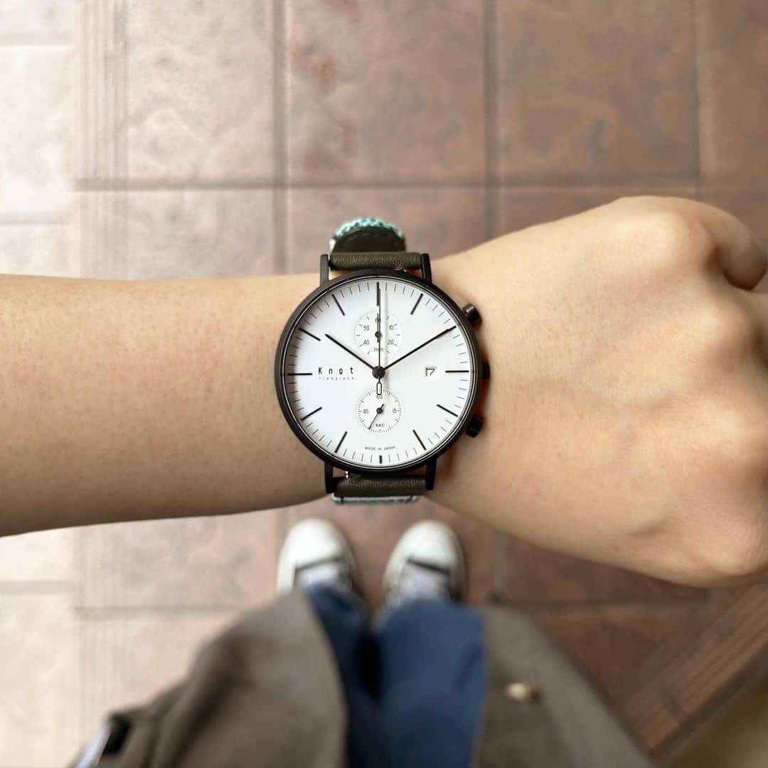 Maker's Watch Knotのインスタグラム：「こんにちは！ 神戸元町の松村です⚓️  神戸も梅雨入りし、朝から☔️が降ったりやんだり。 これから気温が上がるとジメジメした季節が続きますね…。  そんな季節にオススメのストラップをご紹介します。  パラフィン加工（ロウを染み込ませて撥水効果）を施した帆布と、防水レザーを組み合わせた帆布ストラップです。  夏に向けてアクティブなシーンでもお使いいただけます🏕️✨４色展開していますので、気になったかはぜひ店頭でご試着して下さい。  時計:クロノグラフ（CC-39BKWH） ストラップ:タケヤリ帆布（STH-18MGNGN） バックル:EB-18BK  #knotwatch  #watch #wristwatch #madeinjapan #ノット  #時計 #腕時計  #国産時計  #カスタムオーダー  #神戸  #元町 #三宮 #kobe #motomachi #sannomiya #japantravel #japantrip #손목시계　#手表 #手錶 #맞춤형　#定時 #교토」