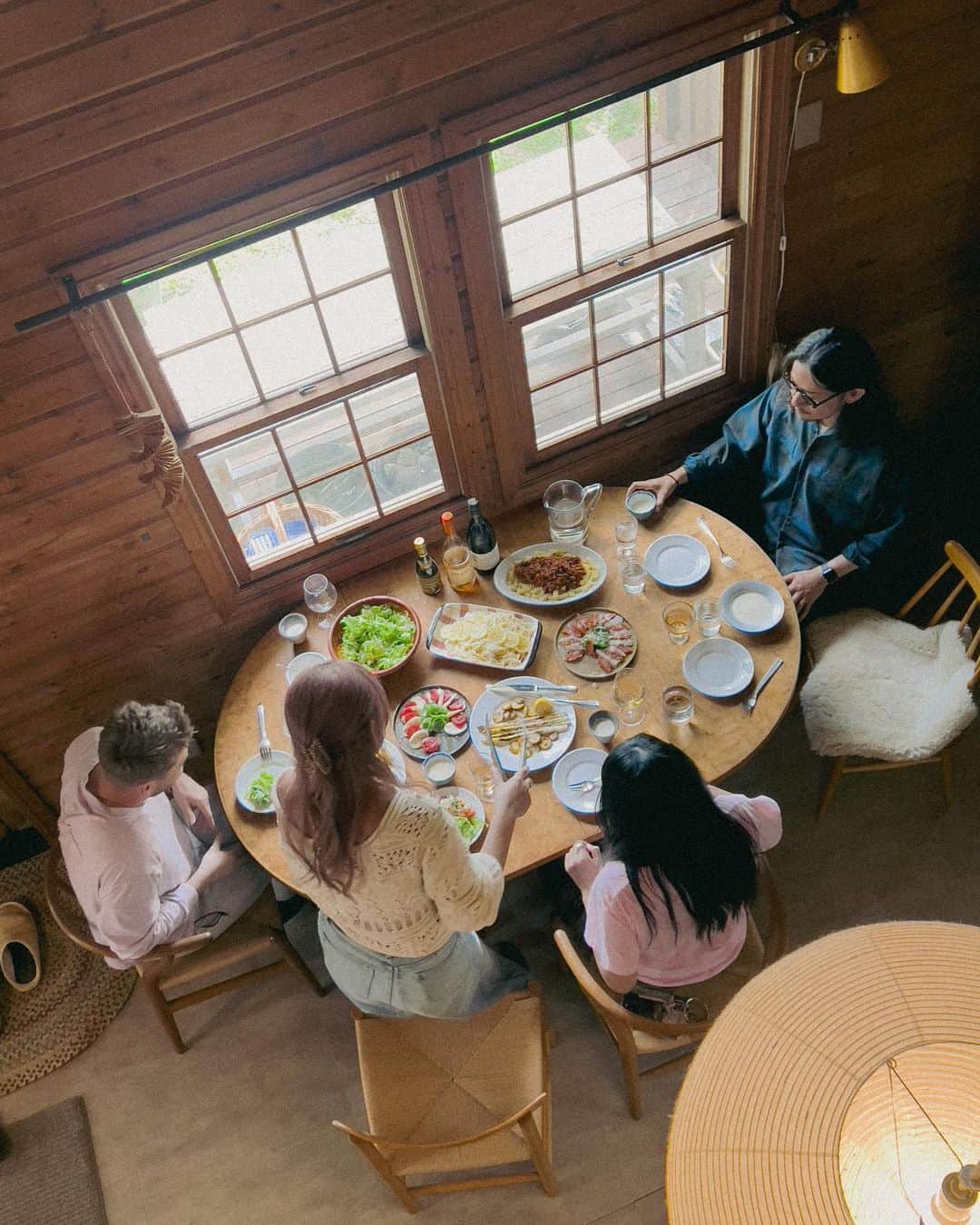 Y U R I Eのインスタグラム：「あそびに来てくれた♡  いつもは２人で座っているテーブル。みんなで囲んで〇 にぎやかでたのしい時間☺️🕑  この日のテーマはイタリア🇮🇹 ☑︎レモンクリームパスタ ☑︎ガーデンサラダ ☑︎ボロネーゼ ☑︎カプレーゼ ☑︎新玉ねぎのポタージュ ☑︎真鯛とサーモンのカルパッチョ ☑︎ホワイトアスパラのグリル ☑︎試作 ninティラミス（発売されたら絶対買うおいしすぎ🫠）  フルコースを堪能🤣❤️ テキパキと作っちゃうチームワークの良さ💯🫂 @manashika @rino416   またやりましょう🫶🏻 #homeparty#loghouse #ホームパーティー #ログハウス#ログハウスの暮らし」