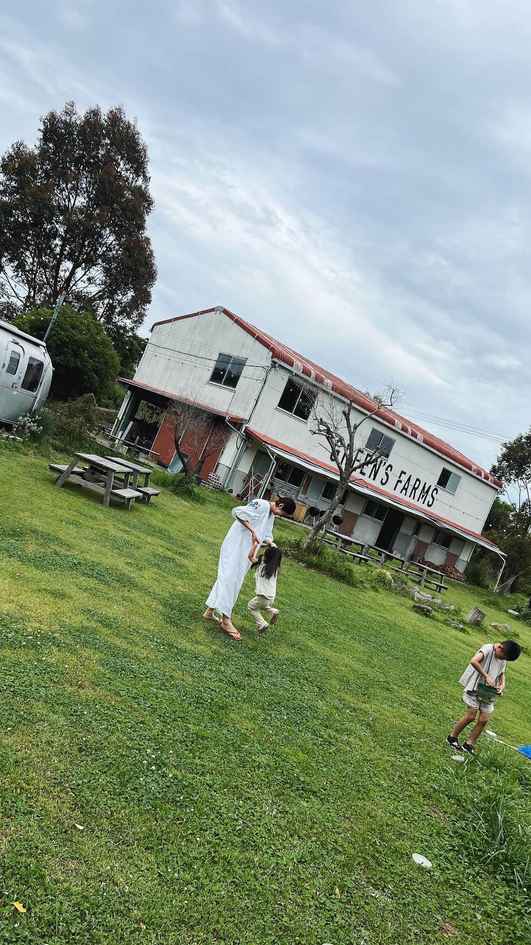 ジュジュのインスタグラム：「大自然に囲まれた施設でキャンプstay🏕♡  坊のおやすみを使ってずっと行ってみたかった @farmstay_greensfarms へ🌿  虫、爬虫類に夢中の坊にとっては楽園🐝🐞🐛笑  🍙もちょこちょこ着いて行って、それを大きな窓🪟からビール呑みながら見る幸せ🤤笑  各々の時間を心ゆくまで遊べて、良い時間やったなぁー🥹 (弁慶は今でも痛い🥊)  キッチンもしっかりしていて、道具も全部揃ってるから 何でも作れるから小さなお子さんが居ても安心よね🫣  🏘はトレーラーハウスと少し小さめの棟と、私達が泊まったsweet roomと♡  全部友達と貸し切ったら、共用施設も貸切りで楽しめて 最高に楽しそう🎵て妄想中...☁️😮‍💨  今回はしなかったけど、サウナテントもあるよ🫶 (水風呂で遊ぶ子供達w)  色々楽しくて、汗かく位楽しんで後半ほぼタンクトップのおかん...🫡 #卓球🏓も経てる  又絶対遊びにゆく💚  #まとめられたからリール再up #♡ #mgtfamday」