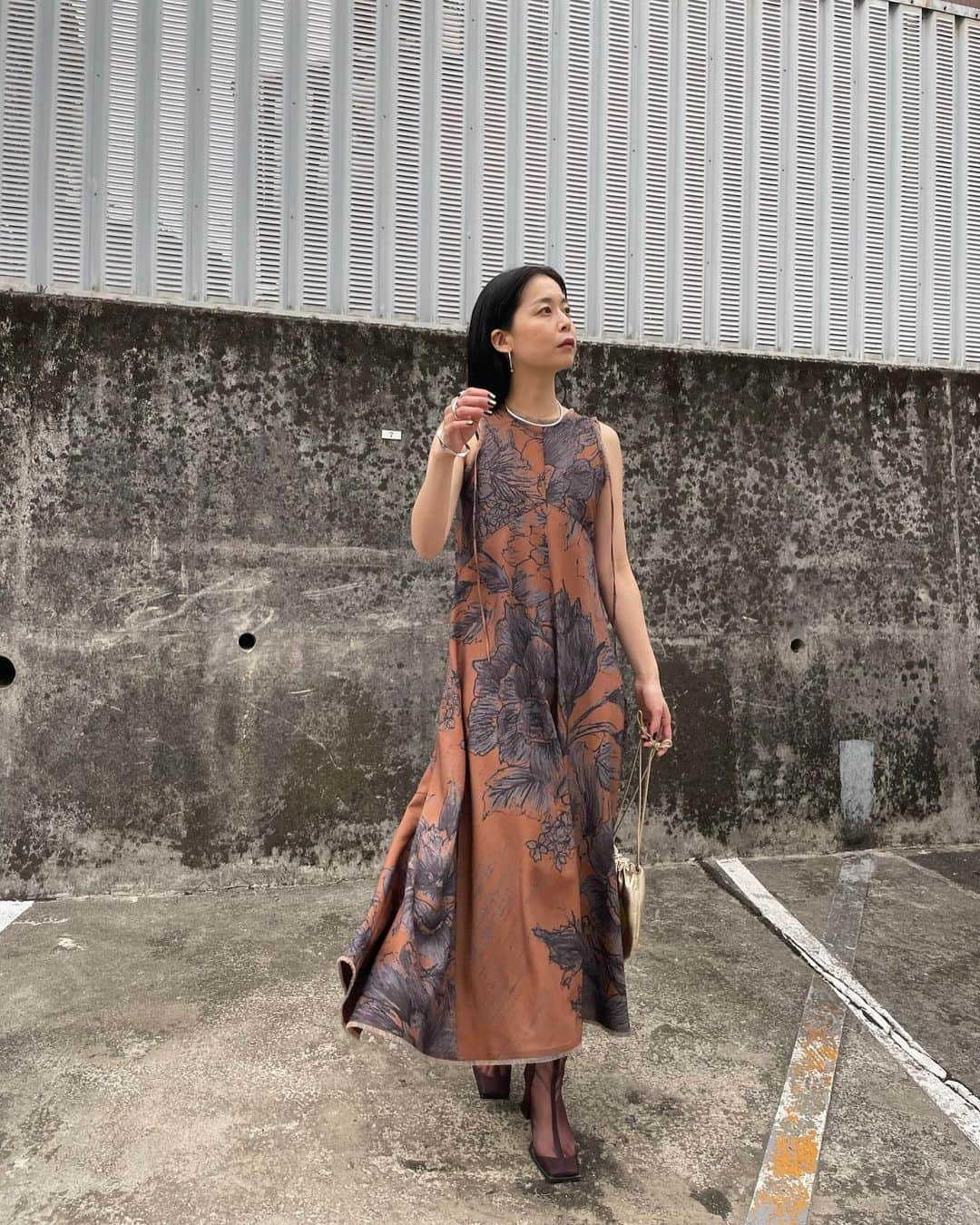 Ameri VINTAGE LUMINE SHINJUKUさんのインスタグラム写真 - (Ameri VINTAGE LUMINE SHINJUKUInstagram)「.   Coming soon ———  6/2(Fri) release 【KEITAMARUYAMA × AMERIシリーズ】  KEITAMARUYAMA × AMERI VOLUME FLARE DRESS (02310590320) ￥29,700 tax in  ブラック/ベージュ/ブラウン S.Mサイズ  #23SSAMERI_KEITAMARUYAMAxAMERIVOLUMEFLAREDRESS  @aym__319 174cm Mサイズ着用 @_23_ayana 164cm Mサイズ着用  @amerivintage #amerivintage  #ameri #ameri_staffsnap #ameri2023springsummer」5月30日 14時45分 - ameri_shinjuku