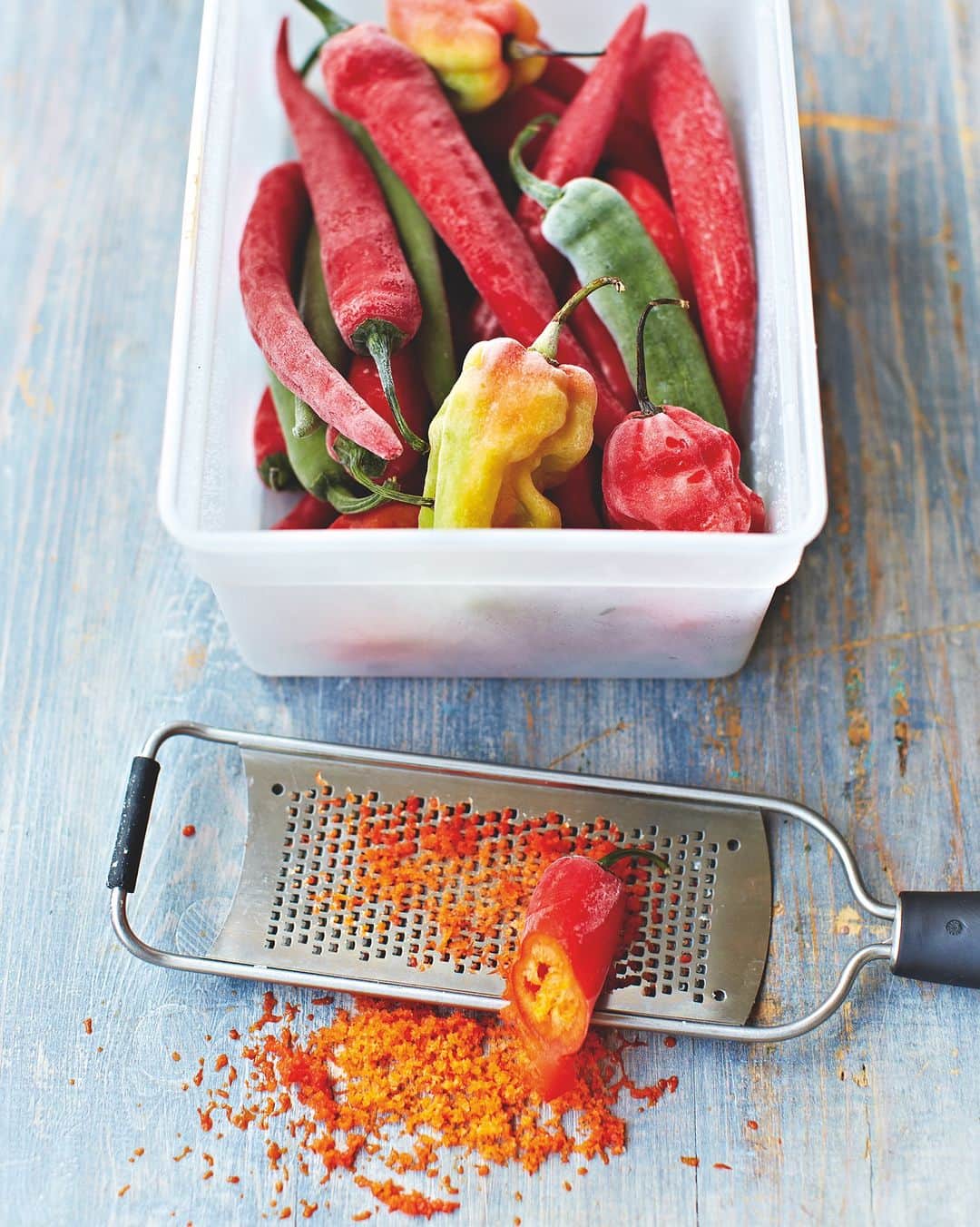 ジェイミー・オリヴァーのインスタグラム：「A lot of you will have seen me share this nifty kitchen hack before but for those who haven't....freezing your leftover chillies is a gamechanger!! Then when frozen, simply grate them directly onto your dishes and you get the most amazing chilli dust. Winner!! You can thank me later....! Let me know if you already do this!  #KitchenHack #TopTop」