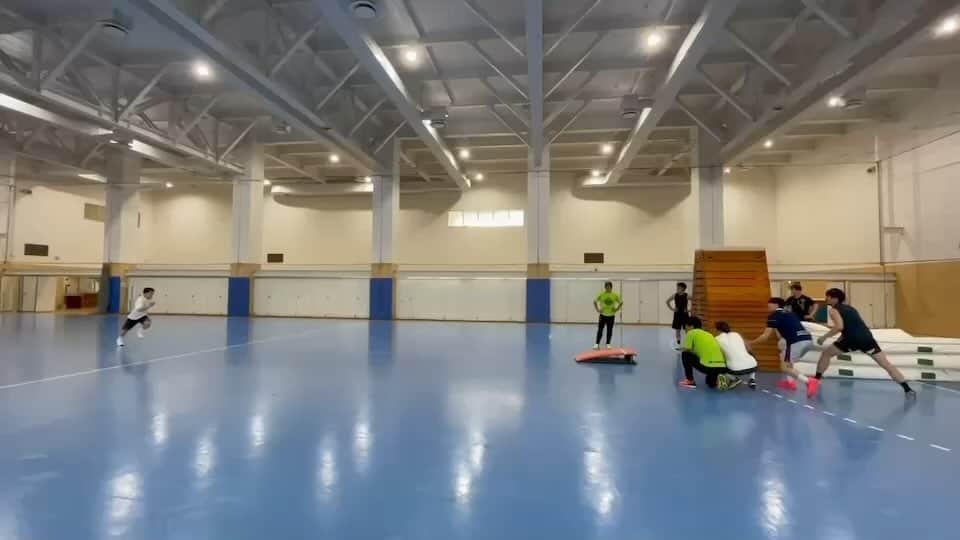 宮崎大輔のインスタグラム：「アースフレンズBM 跳び箱チャレンジ❗️ なんと三輪と木元が19段‼️ 私は20段出来ましたが😁  #training #跳び箱 #challenge」