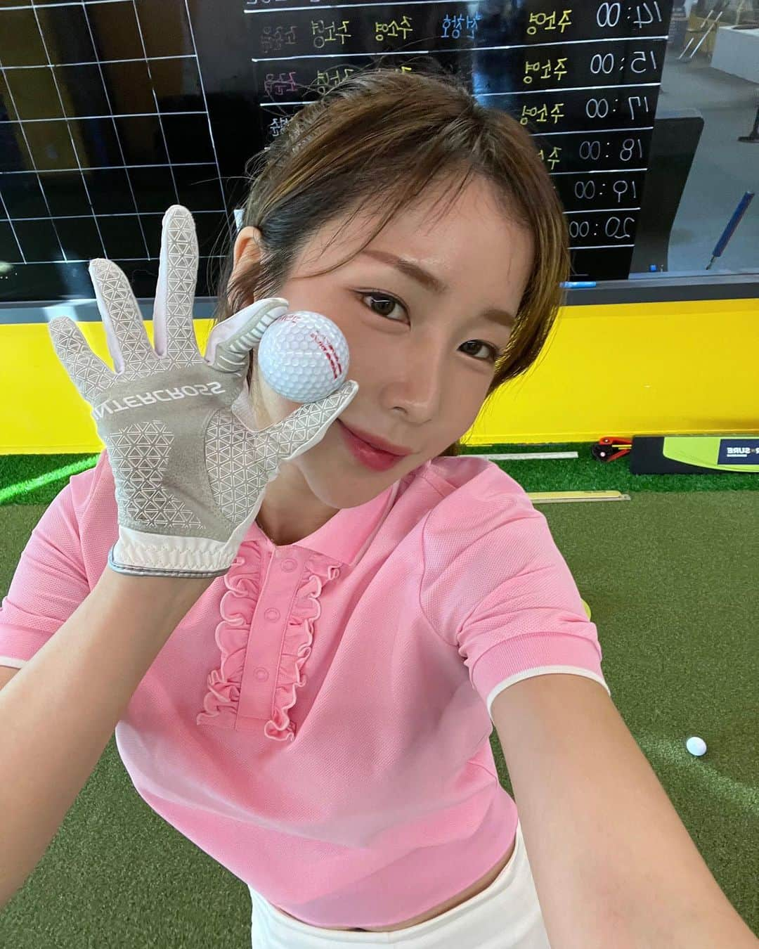 ウェイ のインスタグラム：「갈때마다 기분 좋아지는 곳⛳️ @farnsuregolfschool  햇볕도 잘 들고 프로님 @realgolfcoach 레슨도 넘 좋고,, 내 실력만 늘면 돼🤭」