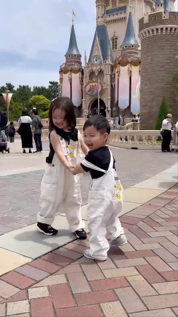 畠中清羅 のインスタグラム：「_  家族旅行✈️  子供達はTDL初で事前に計画立てて行ったものの やはり子連れで計画通り行くはずもなく..笑  ハプニング満載の旅行になったけど2人とも楽しそうで 連れて行ってよかったなぁと🤤💕💕  ただ、子連れディズニーは想像を遥かに超える 体力勝負っていう事がわかりました👍笑  帰りの車でパパと今度はゆっくり温泉旅行に行こうね..笑 って話してました😂✨  だけど、沢山いい思い出できて本当によかった♡  #子連れディズニー#ディズニーランド#リンクコーデ#キッズコーデ#3歳#1歳」