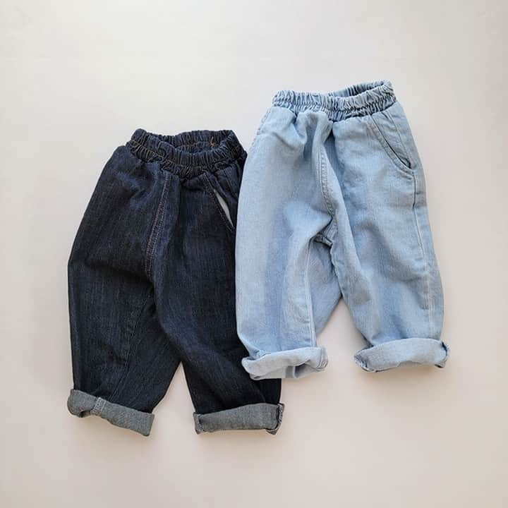 こども達をラブリーにさせる韓国子供服ですー☀のインスタグラム：「. . . ☑summer denim pants . . . とってもきれいなシルエットの テーパードデニムが登場！ . . デニムなのに薄手で ごわつかないから 梅雨時期から夏にかけて 軽やかに履けます🌿 . . 保育園着はもちろん、 外でいっぱい遊ぶ日にも 着ていきたい一本ですね🫧 . . . . . . . model 100cm 16kg indigo size M @toto.baron  Thank you so much. . . . . . . ,,,,,,,,,,,,,,,,,,,,,,,,,,,,,,,,,,,,,,,,,,,,,,,,,,,,,,,,,,,,,,,,,,,  size：80-120cm color：2colors ,,,,,,,,,,,,,,,,,,,,,,,,,,,,,,,,,,,,,,,,,,,,,,,,,,,,,,,,,,,,,,,,,,, . . . . . . . . . #韓国子供服 #マリンキャッスル #デニム #デニムパンツ #ジーンズ #女の子ママ #男の子ママ #こども服 #ベビー服 #こどものいる暮らし #保育園着 #幼稚園着 #コドモノ #おしゃれママさんとつながりたい #夏コーデ #韓国こども服 #産休 #育休 #夏ファッション #marinecastlewear #ナチュラルコーデ #韓国ファッション #2023springsummer #プチプラコーデ #赤ちゃんのいる暮らし #ボトムス #23夏アパレル #kids #マリンキャッスルコーデ」