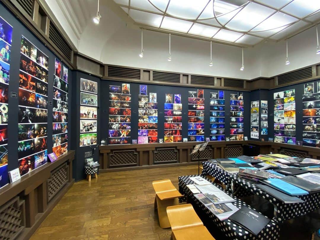 のインスタグラム：「【神戸三宮サウシュー写真展 &STINGRAY最終日！】17時まで！神戸三宮駅徒歩1分のギャラリーミウラ(中央区中山手通1丁目8-19三浦ビル 1F)にてお待ちしてます！買い物がてらふらりと是非！STINGRAYの新作のオススメは日傘&雨傘！！僕はずっと居ます！17-19時で搬出ボランティアさんも募集！(御礼有)」