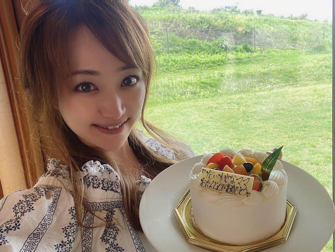 葵ゆりかのインスタグラム：「今年も元気に誕生日を迎えることができました🎂 大好きなみんなにお祝いしてもらって、心から感謝です🙏 みんな本当にありがとう❤️❤️  #birthday #mybirthday #誕生日　#friends #ありがとう」