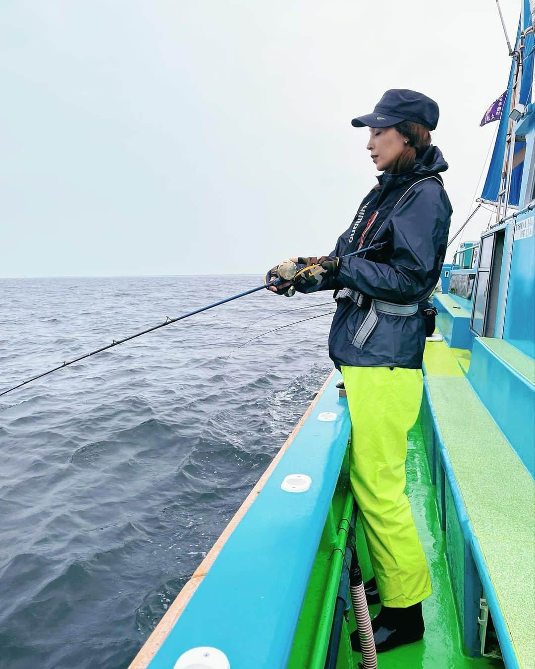 滝沢沙織さんのインスタグラム写真 - (滝沢沙織Instagram)「こんにちは😊✨ 今月ようやく釣りに行けました🎣😁 風が強い日が多くてちゃんと行けない日が多かったのですが、今月は行けて良かったぁ〜‼️ YouTube撮影もできたので、また編集したりで来月にはアップしたいと思ってます😁✨ お楽しみにぃ〜‼️ #滝沢沙織 #やっとこさっとこ  #釣り行けた #楽しかった #fishing#fish#fishinglife#fishingday#fishingtime#fishingislife#釣り#魚#釣り女優#滝沢釣り道#釣り女子#釣り好き#釣りファッション#海釣り#海」5月30日 14時55分 - saori_takizawa.official