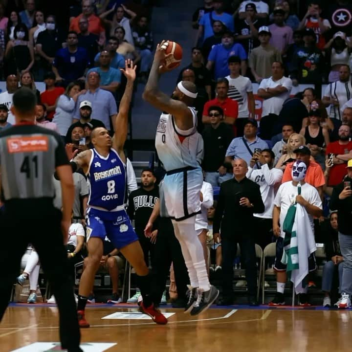 デマーカス・カズンズのインスタグラム：「Slo-mo del canasto del triunfo de @boogiecousins anoche en la victoria de @metsbaloncesto sobre Bayamón 🔥🏀 #LaLigaMásDuraDelCaribe」