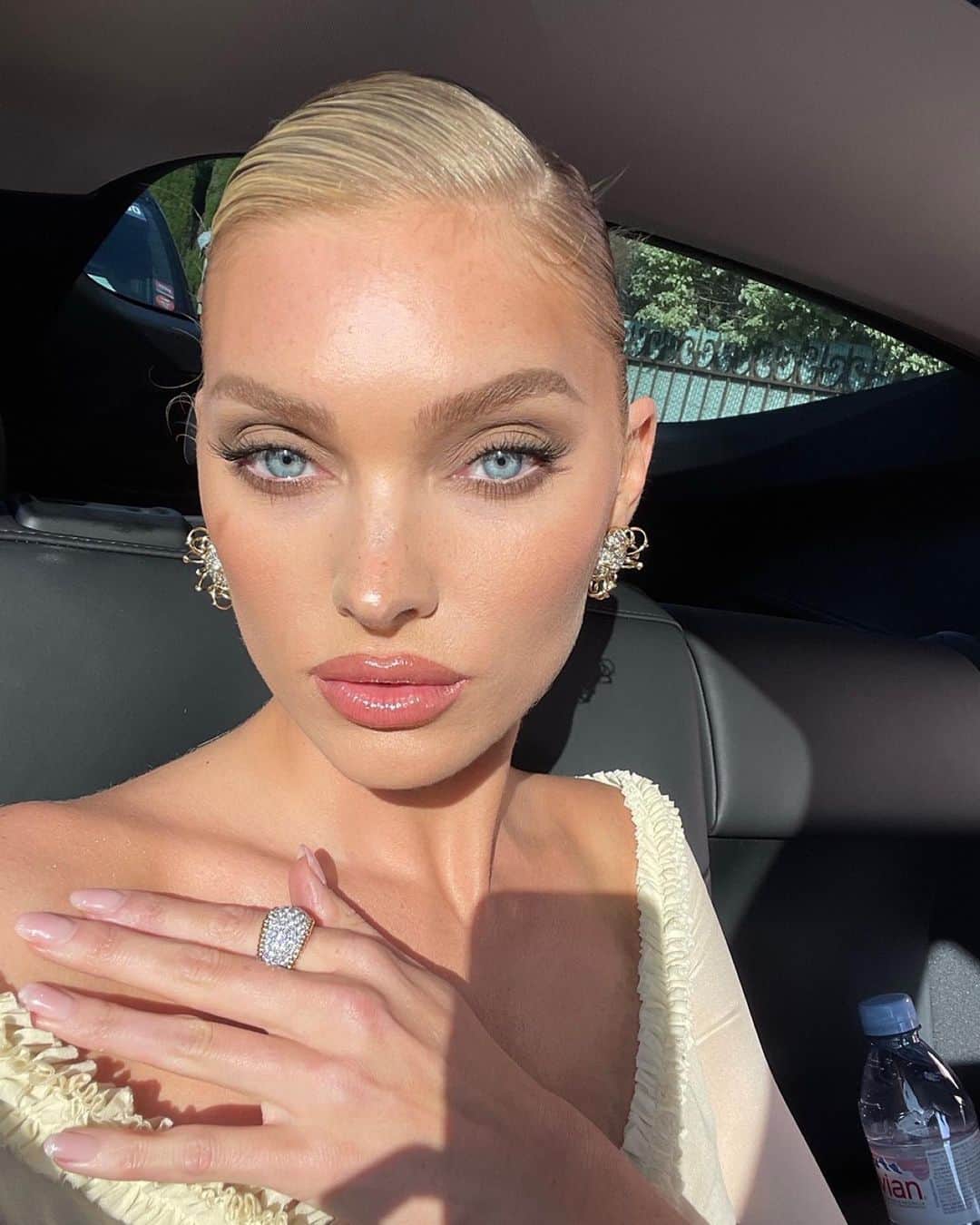 エルザ・ホスクのインスタグラム：「The glam was glamming @hungvanngo @daniellepriano 💗」