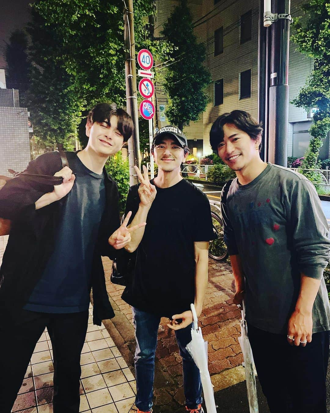 内田滋さんのインスタグラム写真 - (内田滋Instagram)「ということで、 田中啓太と遊馬晃祐。 これ、夜中3時ごろ。 久しぶりにこのメンバーと夜中までw  この前の店まで山口賢人もいたのよ。 金井成大も来る予定だったのよ。  なんだか、懐かし楽しかったなぁ。  #ハイキュー #演劇ハイキュー #山口賢人 #田中啓太 #遊馬晃祐 #金井成大」5月31日 0時23分 - shige_uchida