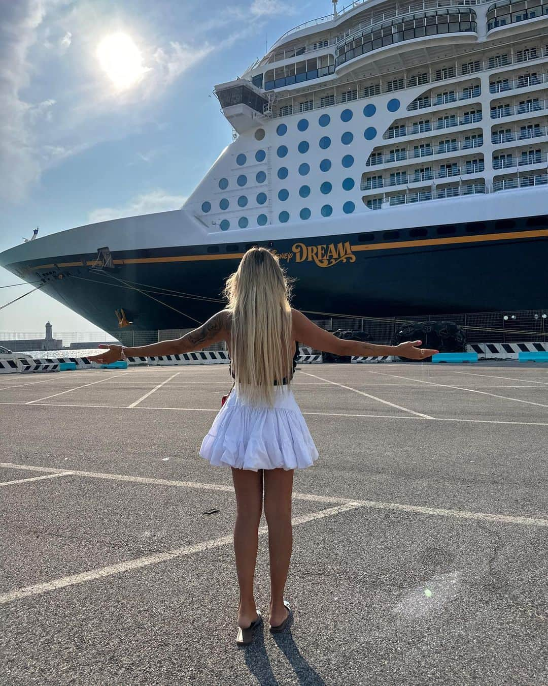 ジョエル・マーディニアンさんのインスタグラム写真 - (ジョエル・マーディニアンInstagram)「Ciao Livorno ❤️ another magical destination on the @disneycruiseline Disney Dream trip   #love #italy #livorno #piza #beauty #italia #italiana #joellemardinian」5月31日 1時45分 - joellemardinian