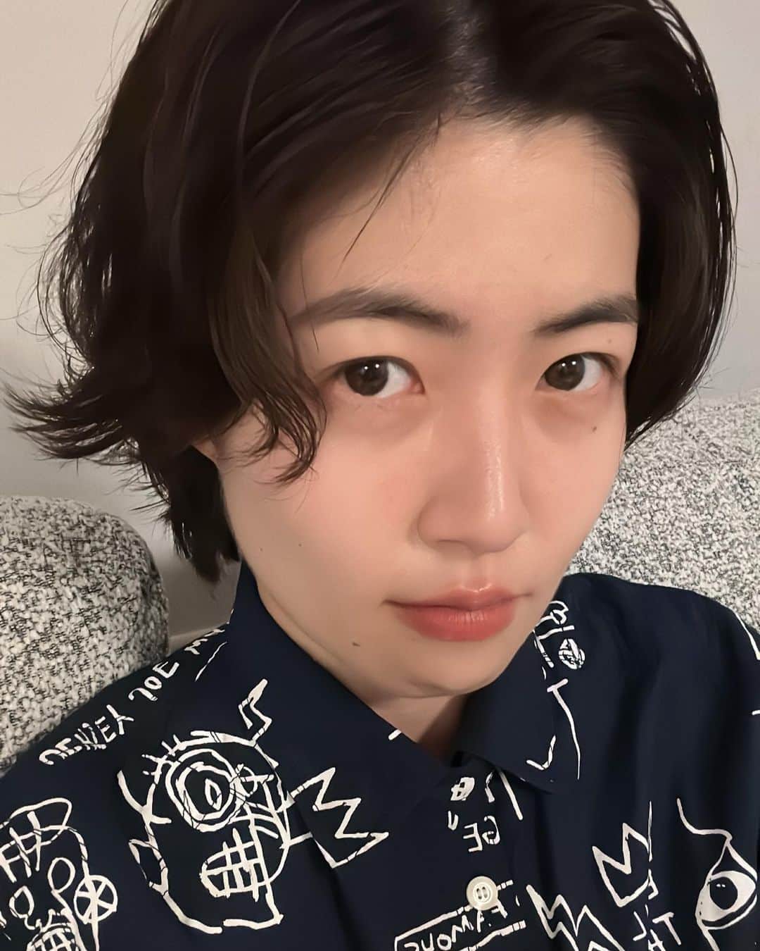 シム・ウンギョンのインスタグラム：「생일 축하해 주셔서 감사해요!! 제가 요즘 셀카를 정말 안찍는 관계로… 오랜만에 찍어서 올립니다… (쑥쓰러움) 항상 건강하시고 행복하세요!!  みなさん、たくさんの誕生日のお祝い、本当にありがとうございます！ 最近自撮りは撮ってないのですが、 今日はスペシャルです (恥ずかしい。。) みなさんも毎日幸せに過ごして下さい！！」