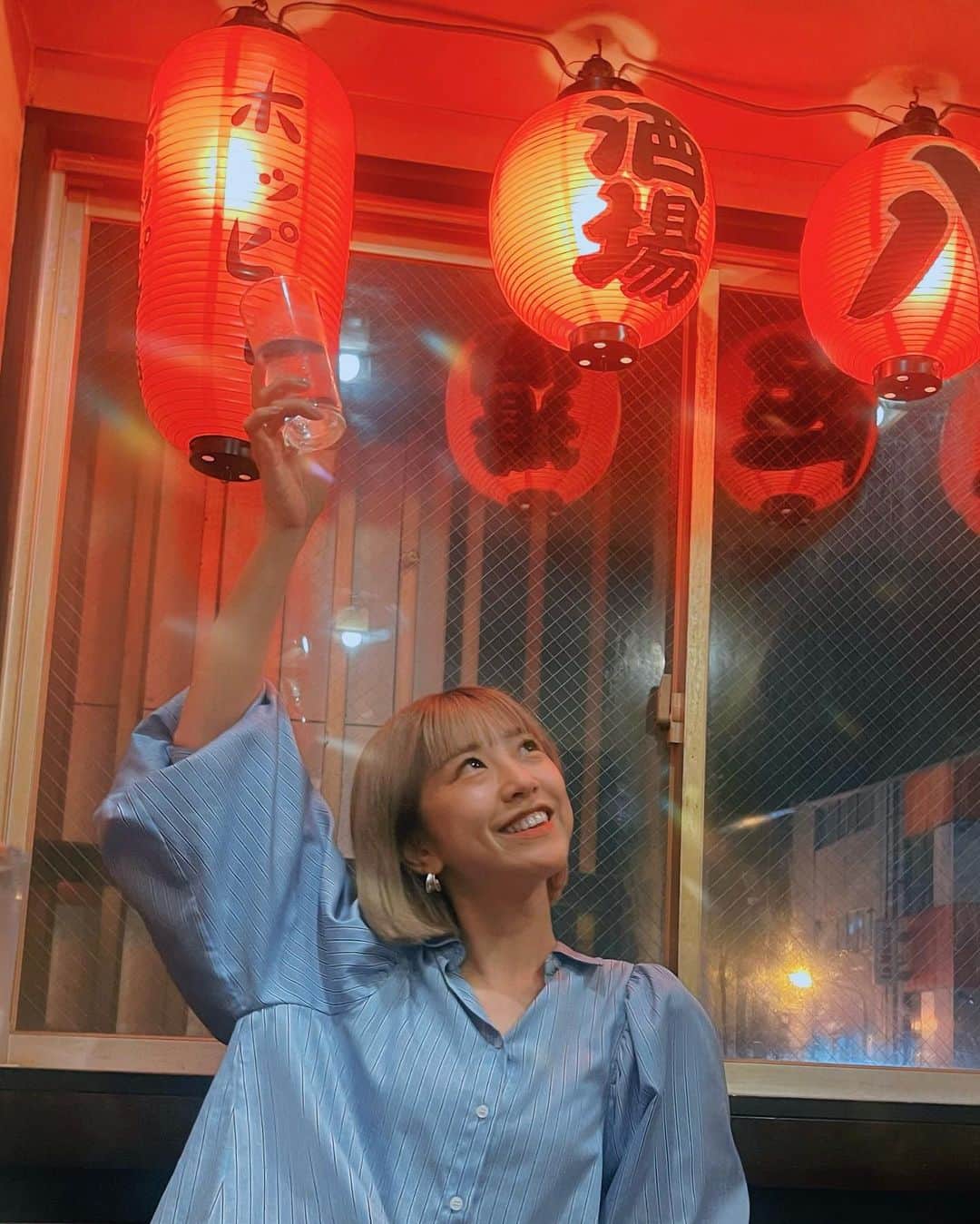 本橋優華のインスタグラム：「先日、秘密基地にて🏮 昔からのお友達は癒やされる まさか乾杯できる日がくるとは大人になったな🤫笑 (もってるの水)  #friends#izakaya#hibiya#yurakucho#居酒屋#酒場#赤提灯#八起」