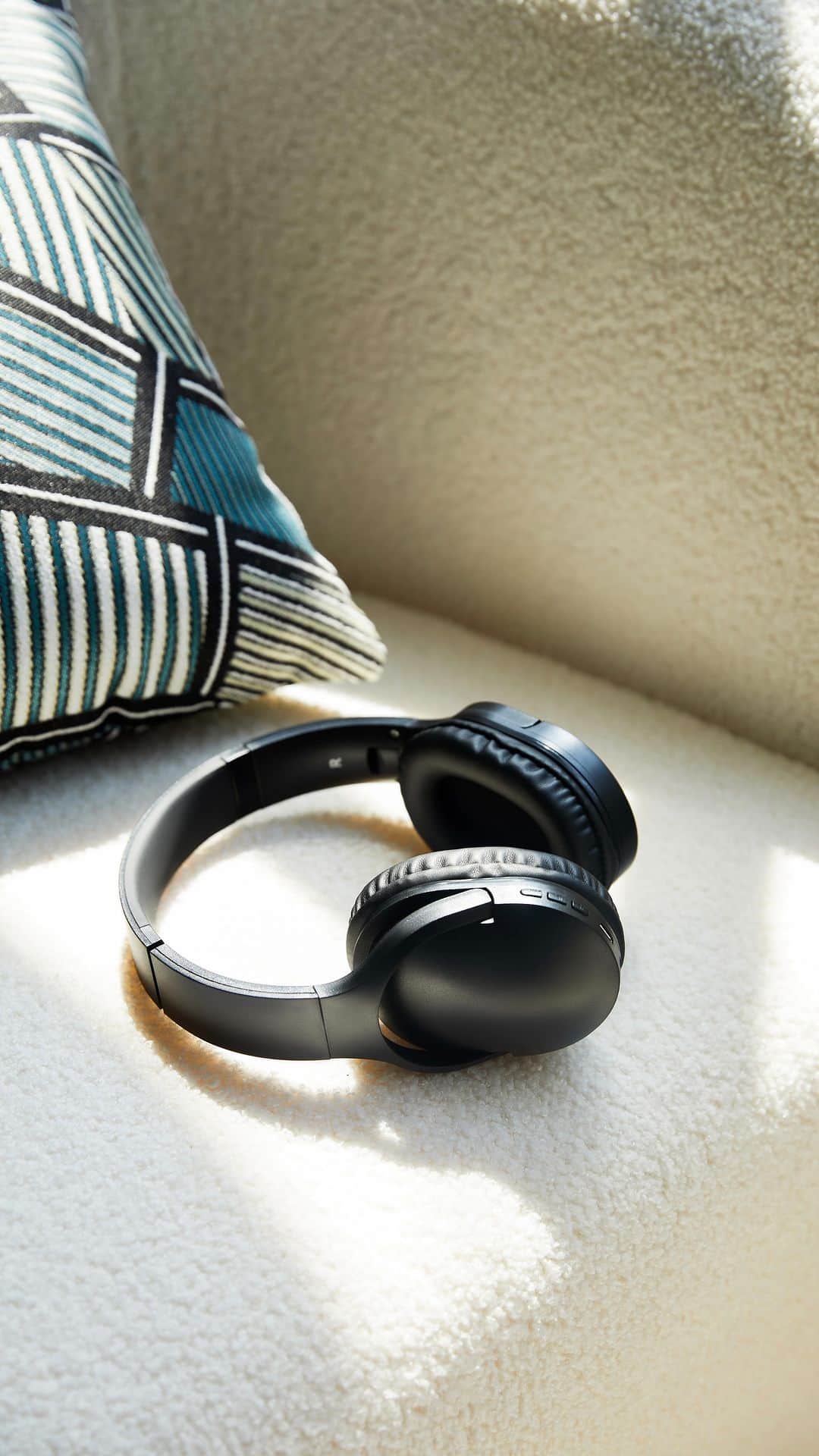 のインスタグラム：「Take chill out time to a whole new level 🎧   Turn up and tune in to sleek, sophisticated design with our wireless headphones   🎶 Now that‘s music to our ears 😉  🔎11144049  #SHEIN #SHEINforAll #SHEINstyle #fashion #chic #saveinstyle #SHEINelectronics」