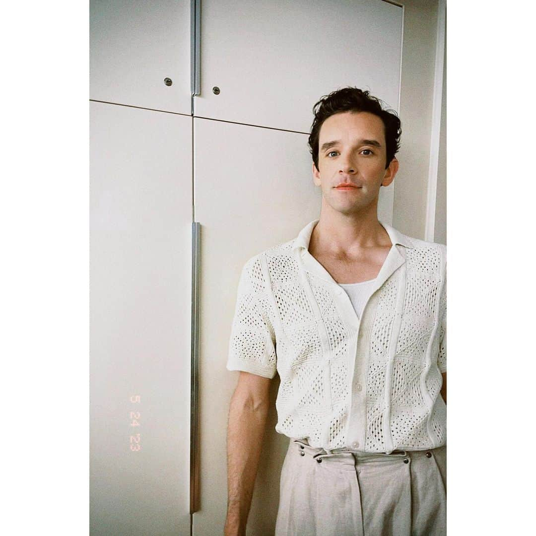 マイケル・ユーリーのインスタグラム：「Last week I chatted #spamalot and #shrinking (and yes, @chilis) on @livekellyandmark hair/make up and photo (!) by @chelseagehr / styling by @mikeystyles / @abercrombie shirt @vegan_tiger pant @jb_rautureau shoe」