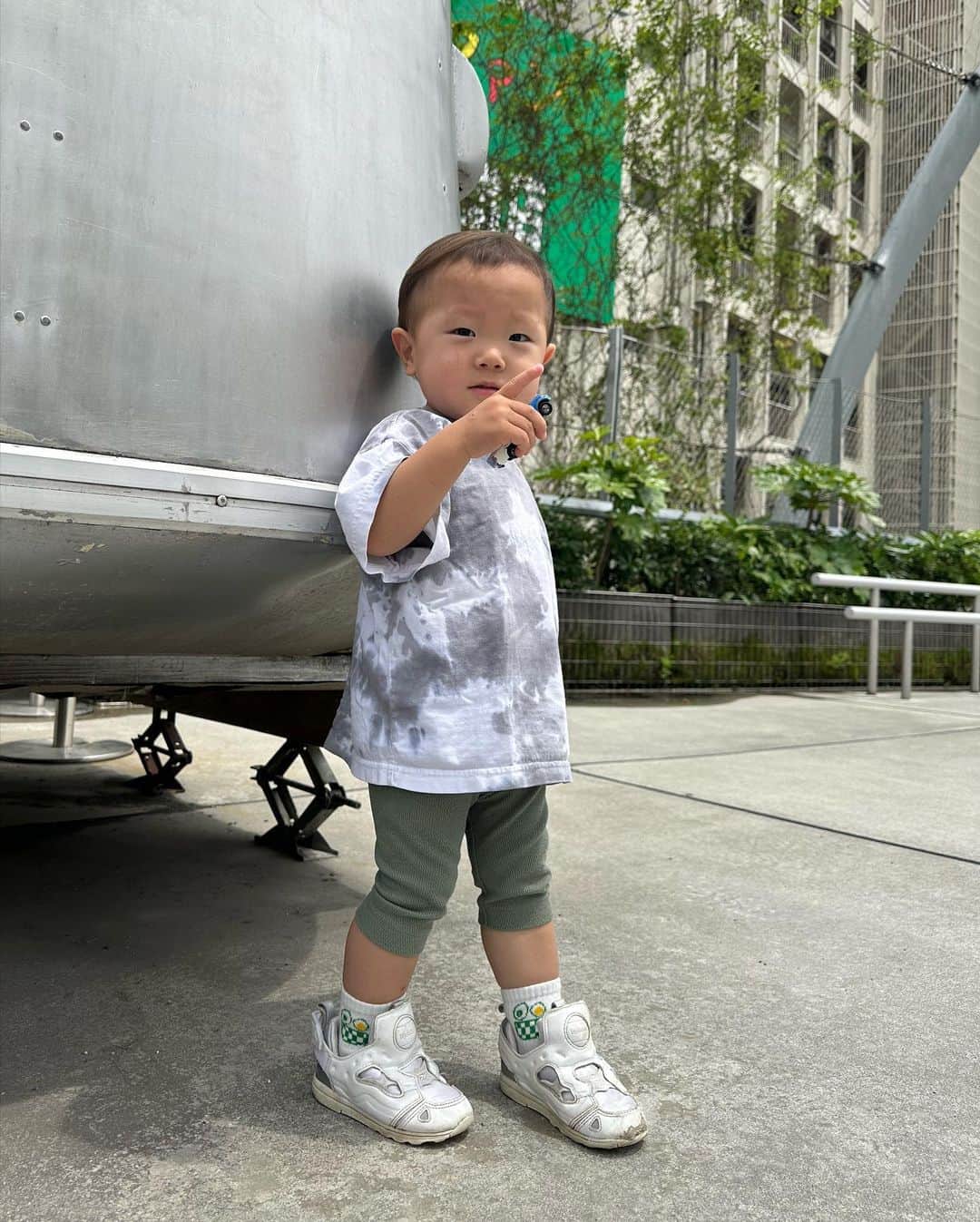 江原千鶴（エハラチヅル）さんのインスタグラム写真 - (江原千鶴（エハラチヅル）Instagram)「カメラを向けるとポーズしてくれるとわくん💕  走る走る〜💨  電車も、飛行機も、車も大好き‼️ 線路見てお空見て道路見て大忙しw  #とわくん成長記録#1歳10ヶ月」5月31日 0時43分 - eharachizuru