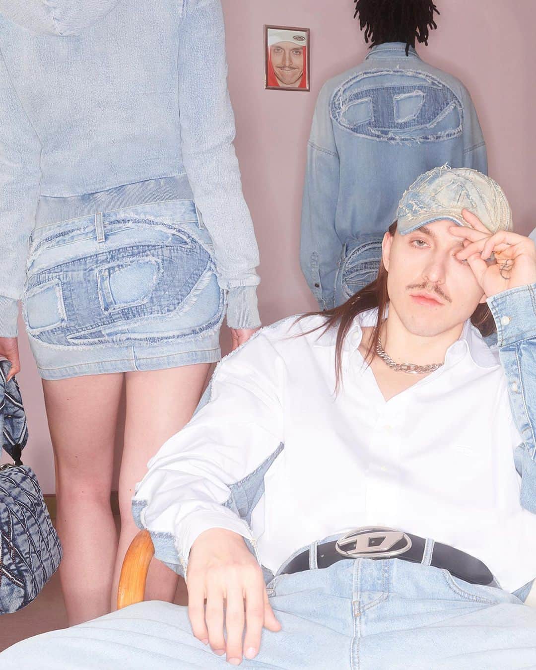 ディーゼルのインスタグラム：「It’s a wonderful life.   DieselTopia, the idyllic commune depicted in #DieselPreFall23 campaign, features Estonian rapper and singer @TommyCashWorld surrounded by his hype family who hang on his every word.   Envisioned by Creative Director @GlennMartens, Art Director Christopher Simmonds and photographer @MariliAndre, the DieselTopia campaign embodies an ironic and irreverent look at heroes and hero products, such as our Oval D ready-to-wear and accessories.   Styling: @UrsinaGysi   Learn more and shop the Oval D collection at the link in bio.   #ForSuccessfulLiving」