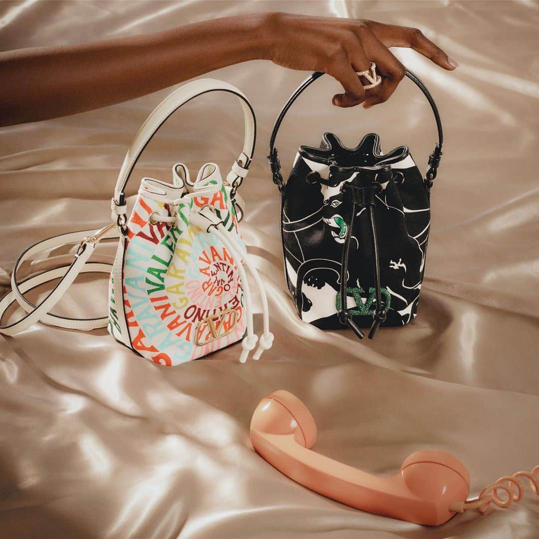 Saks Fifth Avenueさんのインスタグラム写真 - (Saks Fifth AvenueInstagram)「Your next tropical getaway awaits with the Valentino Escape 2023 capsule collection—discover the latest arrivals along with Valentino Garavani accessories. Tap or head to the link in our bio to shop. #Saks @maisonvalentino」5月31日 0時53分 - saks