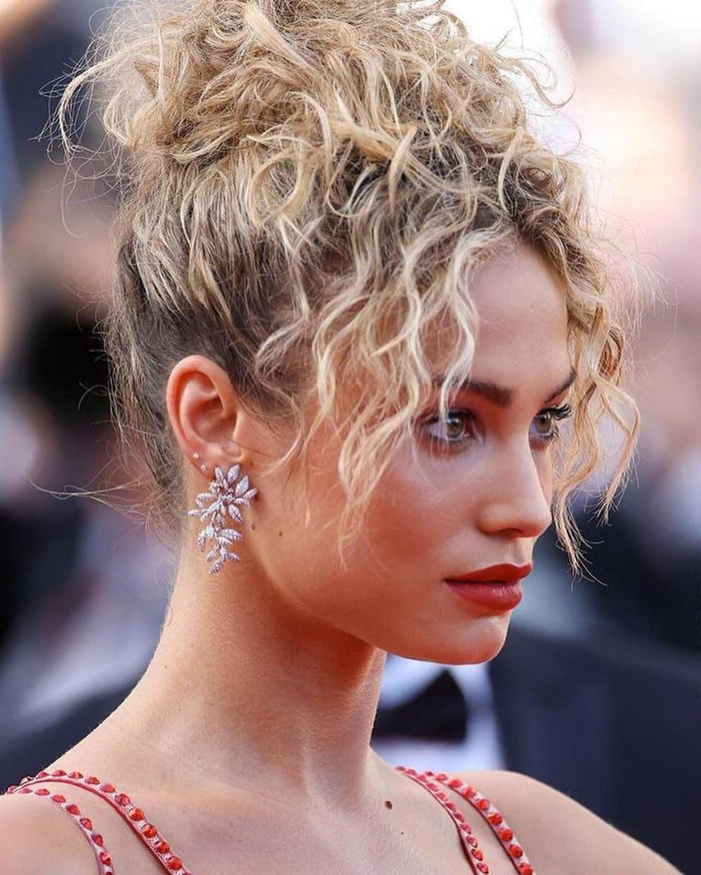 オーレリンガードさんのインスタグラム写真 - (オーレリンガードInstagram)「For the 76th Annual Cannes Film Festival, gorgeous @rose_bertram wore the glittering Winter Frost ring and earrings designed by @charlottelynggaard_dk.   @festivaldecannes #Cannes2023 #CannesFilmFestival  #CharlotteLynggaard #OleLynggaardCopenhagen」5月31日 0時47分 - olelynggaardcopenhagen