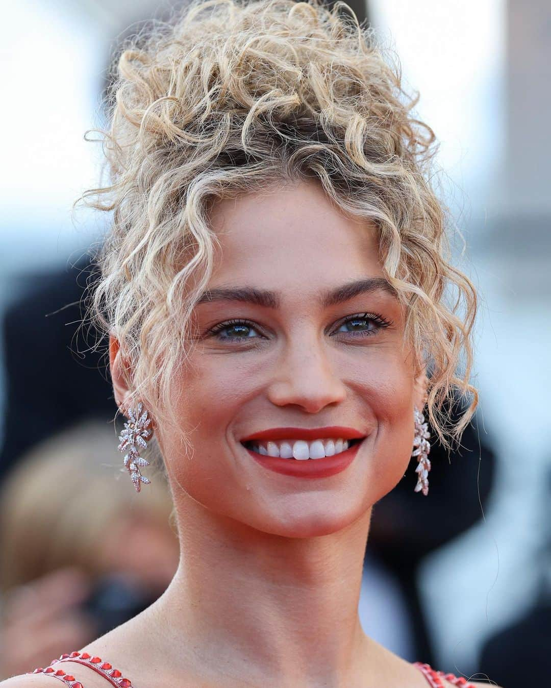 オーレリンガードさんのインスタグラム写真 - (オーレリンガードInstagram)「For the 76th Annual Cannes Film Festival, gorgeous @rose_bertram wore the glittering Winter Frost ring and earrings designed by @charlottelynggaard_dk.   @festivaldecannes #Cannes2023 #CannesFilmFestival  #CharlotteLynggaard #OleLynggaardCopenhagen」5月31日 0時47分 - olelynggaardcopenhagen