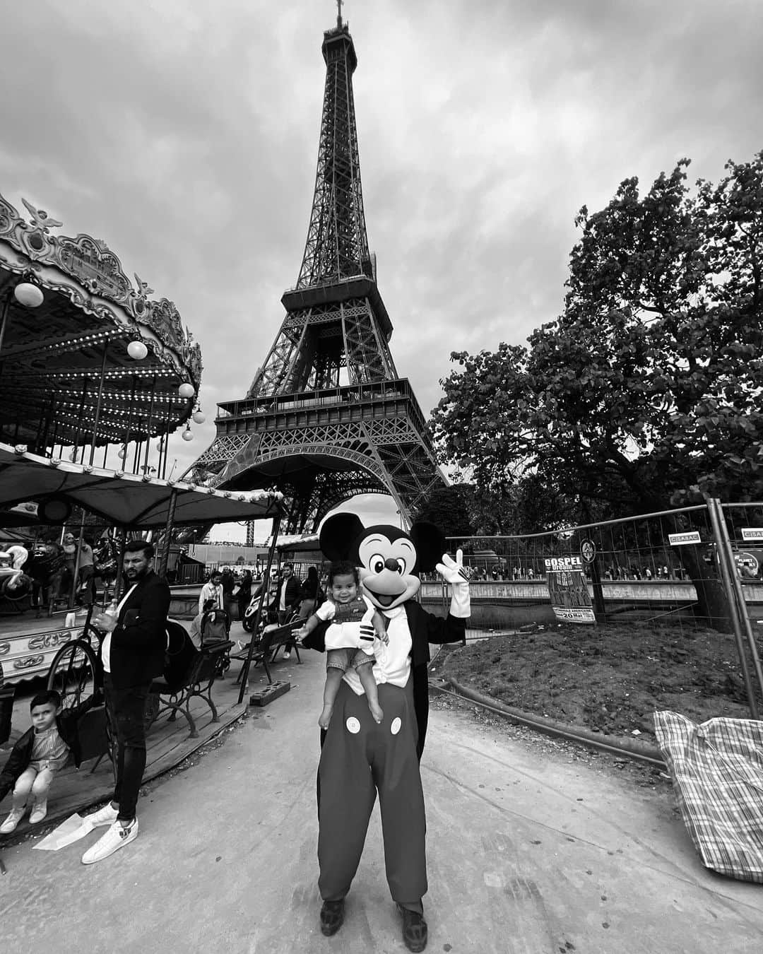 エイドリアン・バイロンさんのインスタグラム写真 - (エイドリアン・バイロンInstagram)「Postcards from Paris 🇫🇷 Taking our son to the most magical place… meant so much to us! Check out how it stared vs. How it’s going… our wedding pics in front of the Eiffel Tower Carousel & now with our baby boy @everjames! He loved it ❤️ Then we took him to our wedding venue @plaza_athenee - the room where we vowed our love to each other & where we partied the night away! Forever grateful! #HappilyEverHoughton (our wedding hashtag is literally his name lol)」5月31日 0時54分 - adriennebailon